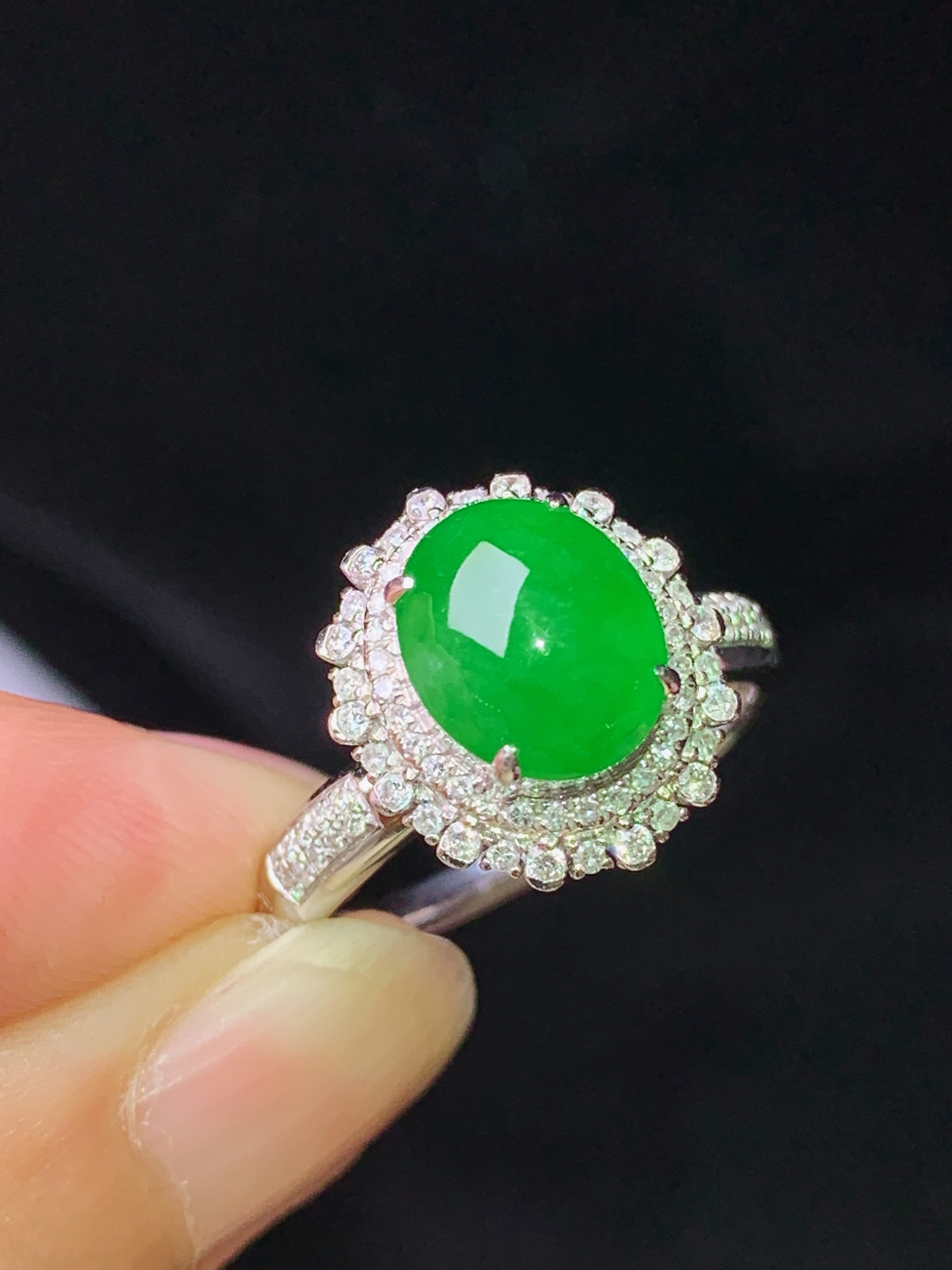18k金钻镶嵌满绿蛋面戒指 玉质细腻 色泽艳丽清新 水润亮眼 圈口14.5 整体尺寸14*12.5*