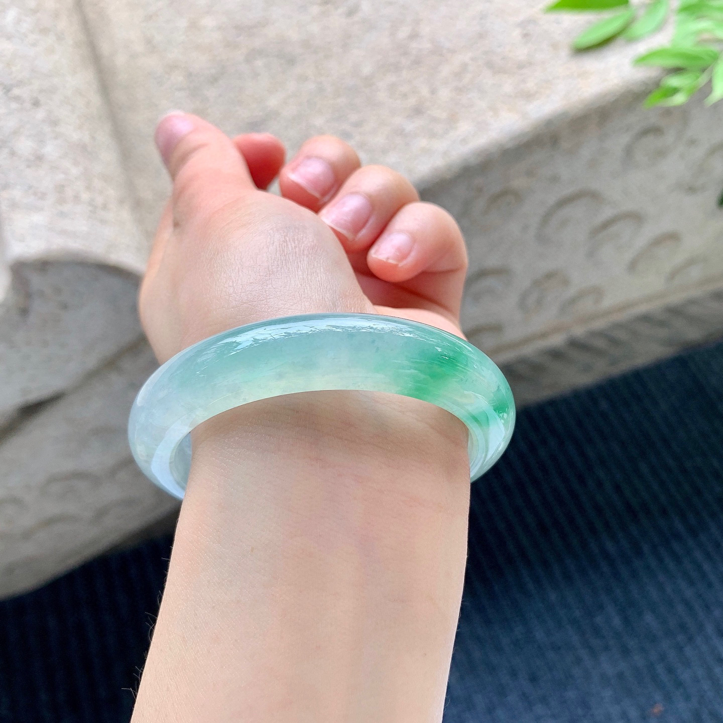 正圈54 55
【圈口】54.7/12.5/8.5
【描述】冰飘绿，水润，种老，细腻，无裂纹！