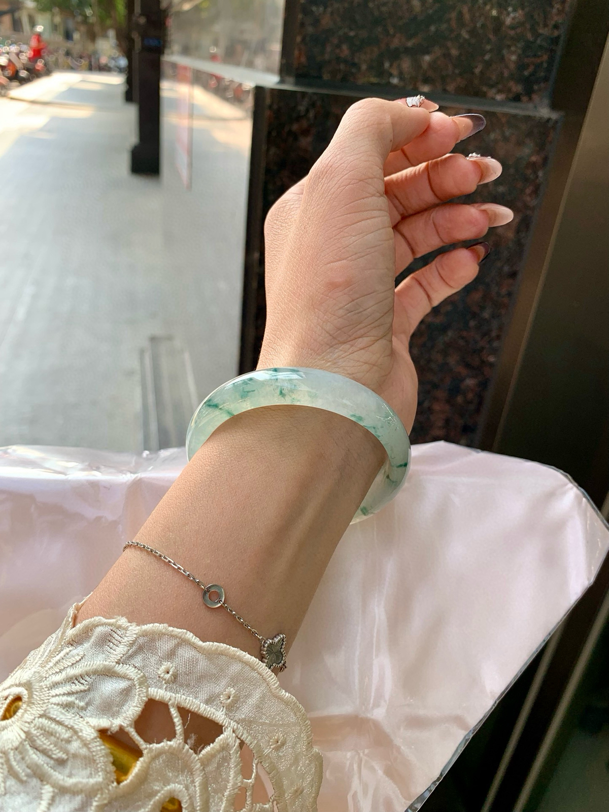 冰飘花正圈
53.3-6-11.7底妆水润细腻，冰底中开出了朵朵兰花，飘花灵动飘逸，勾勒出一幅唯美诗意的山水意境画，古典优雅又秀气