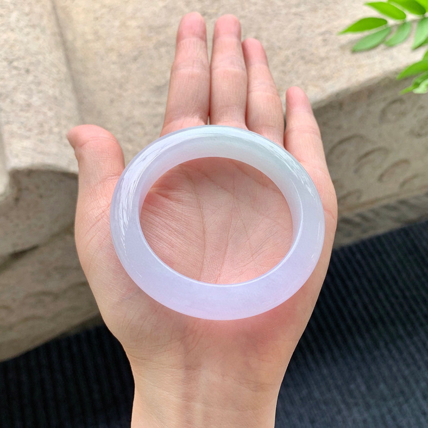 正圈50 51
【圈口】51/11/9
【描述】糯冰紫罗兰，水润，种老，细腻，无裂纹！