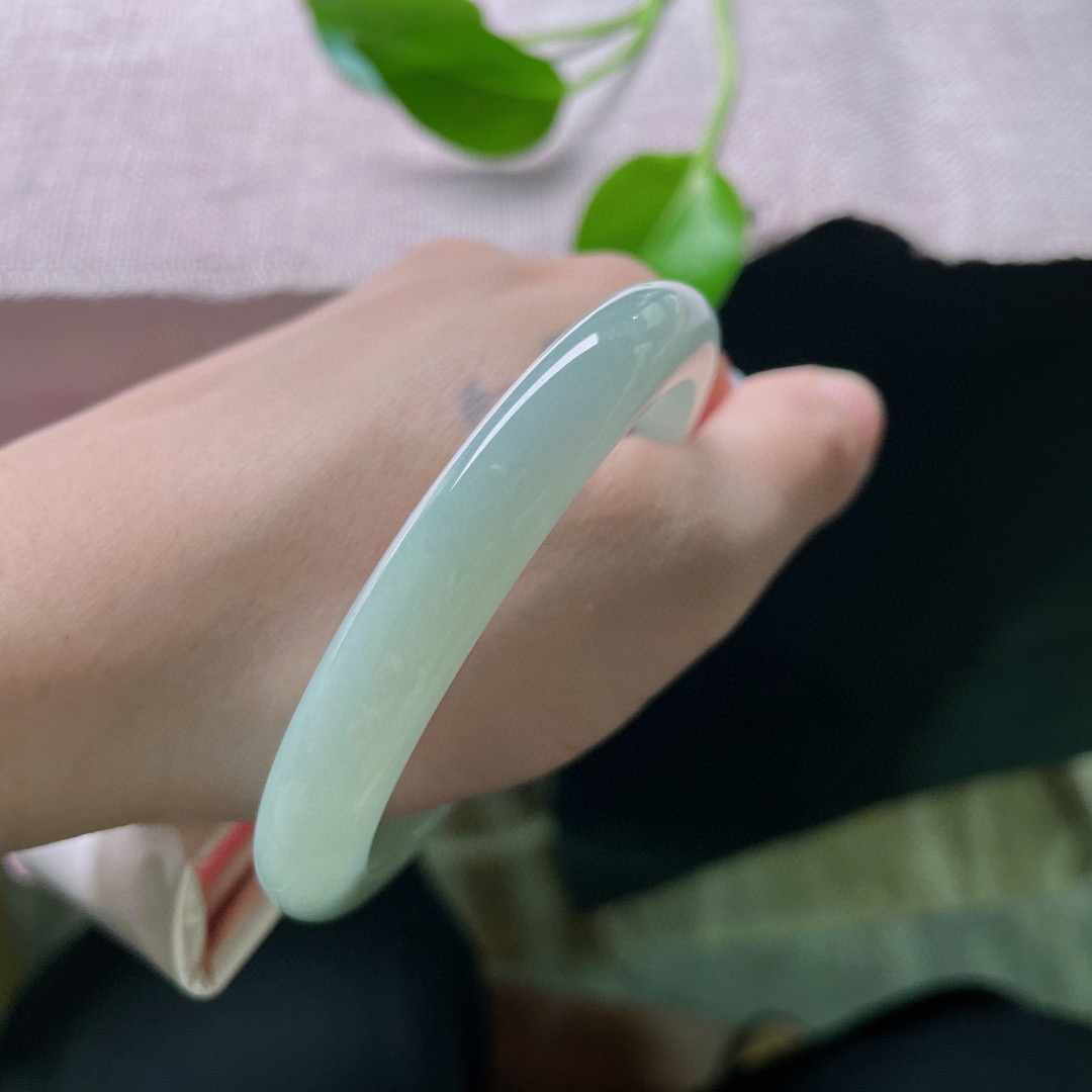 56/9/7.2，浅绿底正圈，条形秀气，上手斯文秀美，芳卿可人，一点皮纹