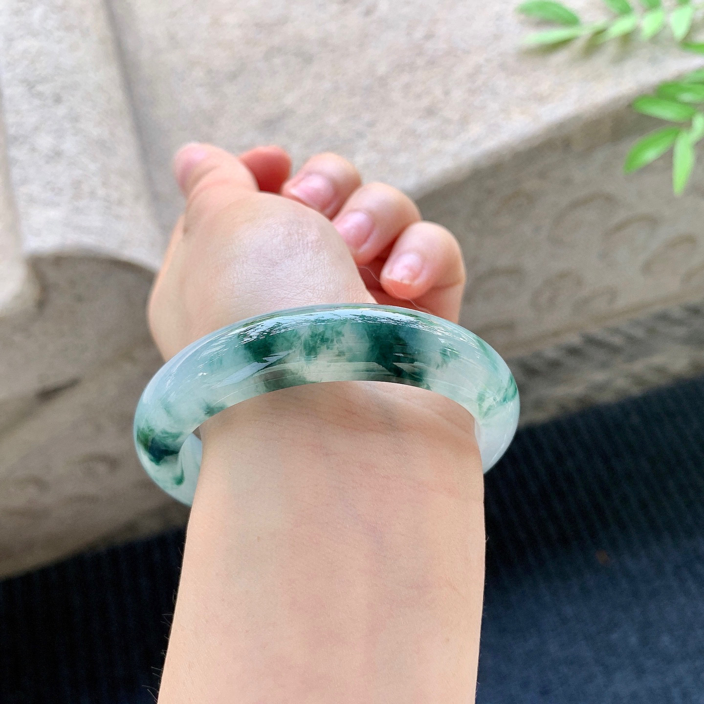 正圈54 55
【圈口】54.8/12.8/8.4
【描述】糯冰飘蓝花，水润，种老，无裂纹！