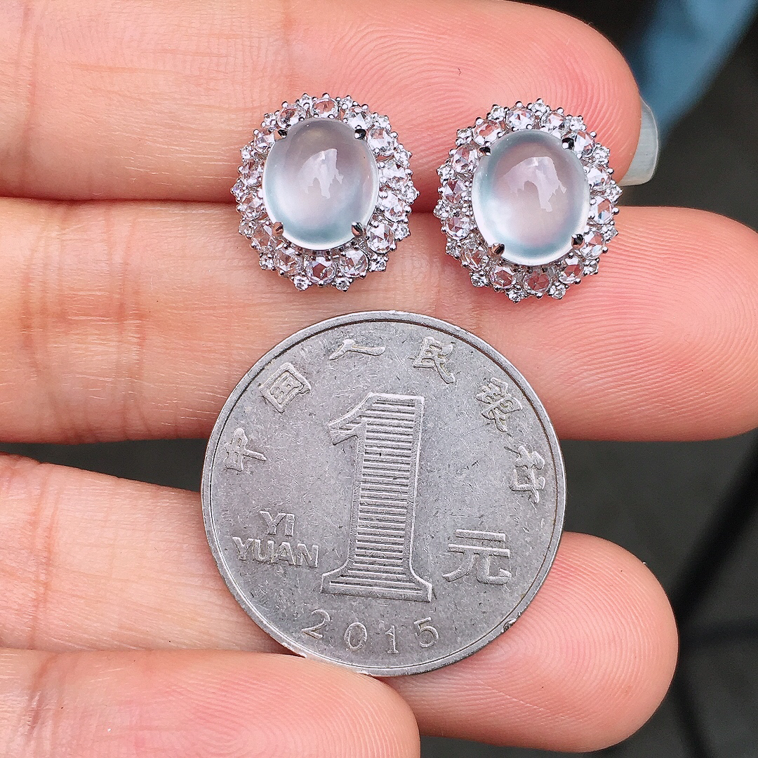 玻璃种蛋面耳钉，玉质细腻，荧光感超
强，饱满圆润，尽显优雅气质，18k
金豪华镶嵌