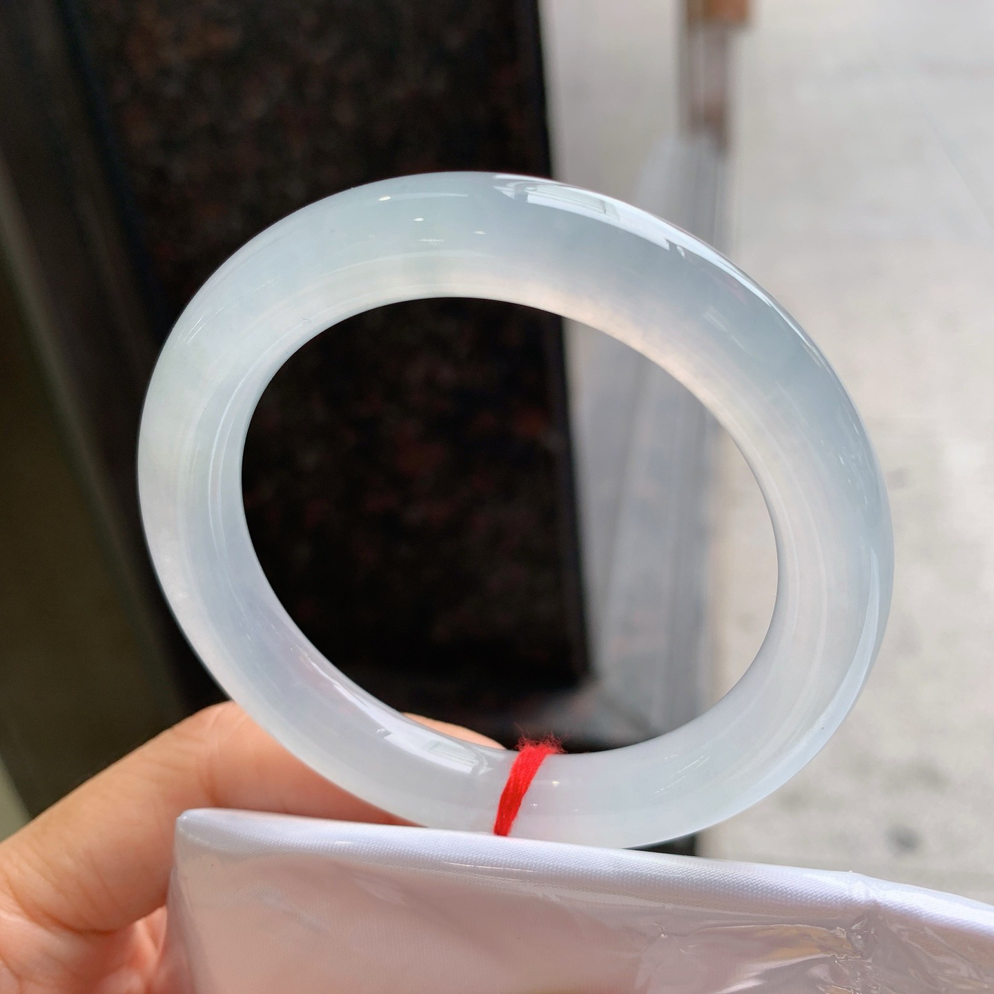 圆条冰镯 有条棉线 尺寸：54.8/10.1/9.5  起荧光