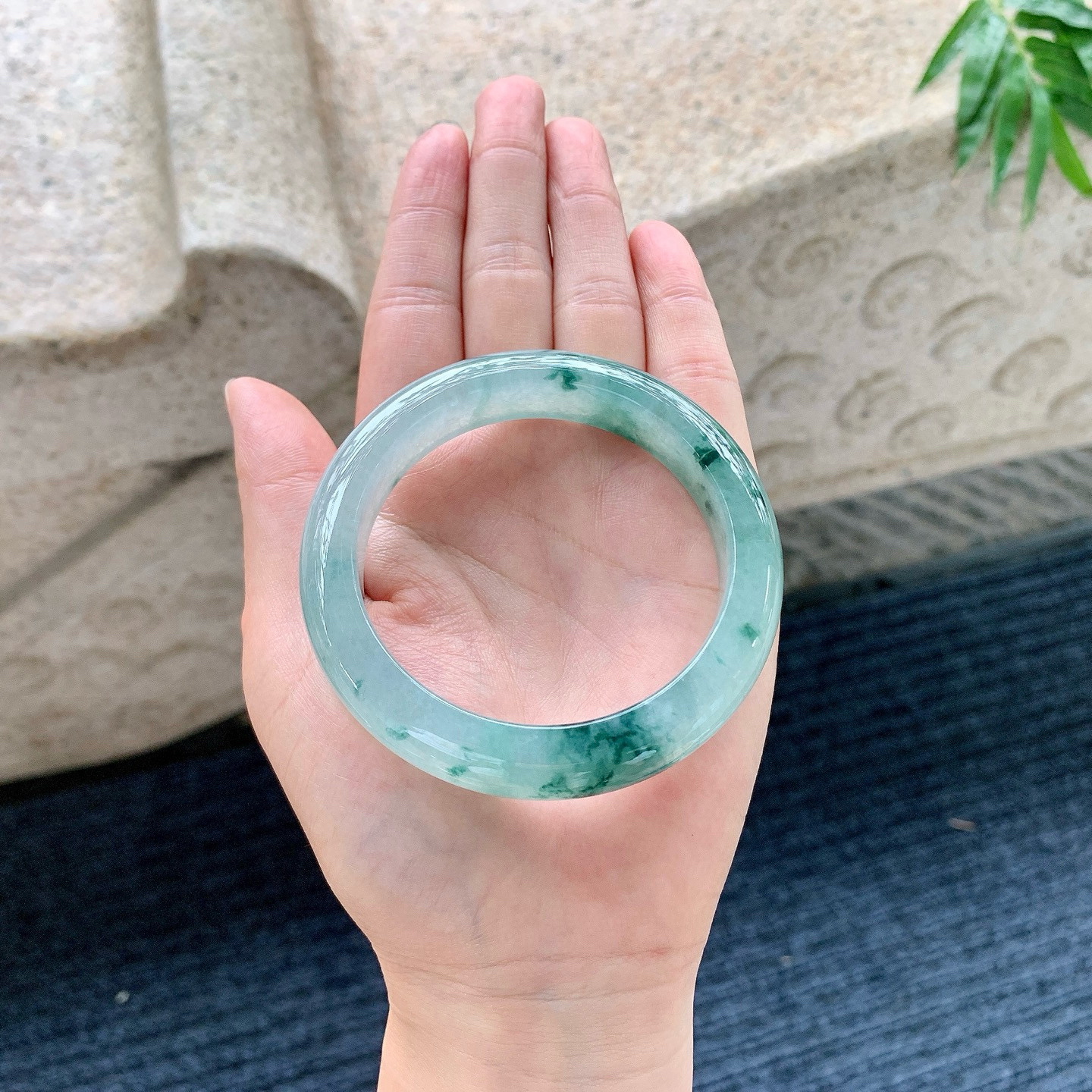 正圈54 55
【圈口】54.8/12.3/8.9
【描述】冰飘花，水润，种老，细腻，无裂纹！