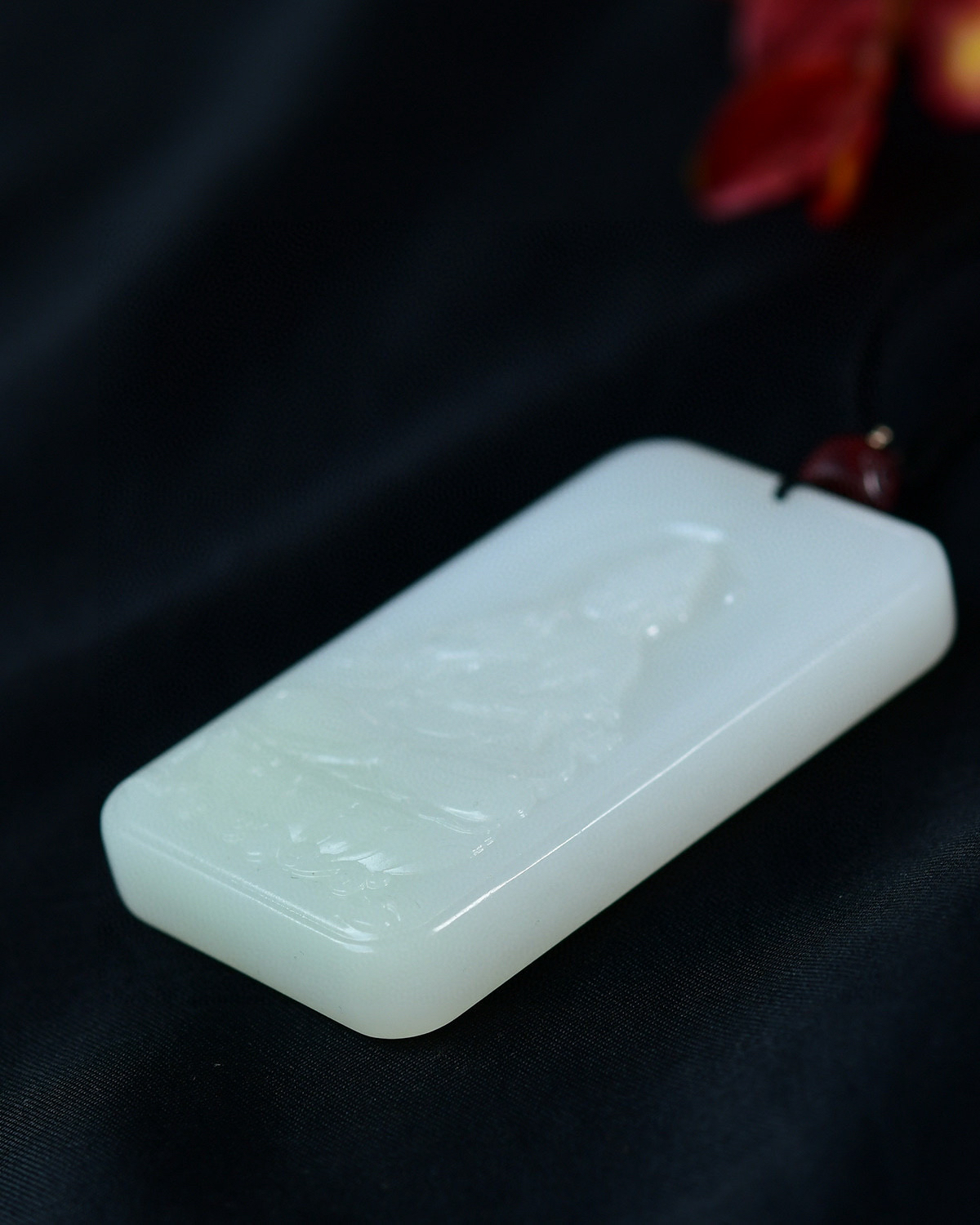 和田玉羊脂玉三色观音玉牌 ，一念心清净，处处莲花开，笑至莲花处，观音不染尘。线条婉转流顺，姿态自在，由定而静、由静而慧、意境超然，方寸之间，天地无垠，禅意无限。圣洁高雅。观音庇佑保平安 重量：85.9g 尺寸：69.5/38.9/12.7