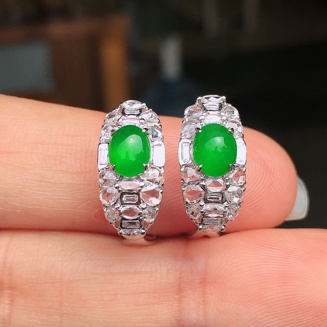 阳绿蛋面耳钉，色泽均匀艳丽，玉质细腻，荧光感超
强，饱满圆润，尽显优雅气质，18k
金豪华镶嵌