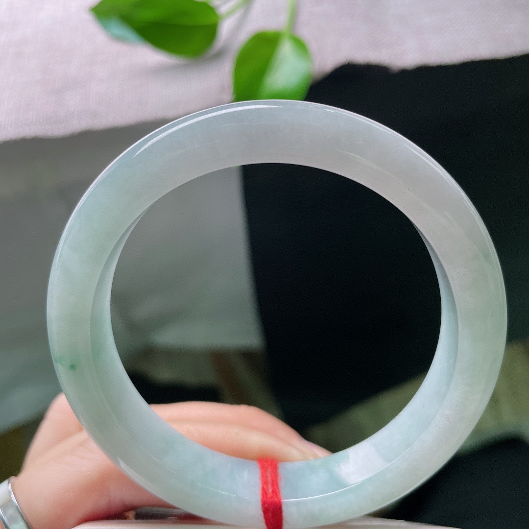 59.5/12.6/8.8，浅绿底正圈，淡淡一抹飘花点缀，干净，清爽自然。无纹裂