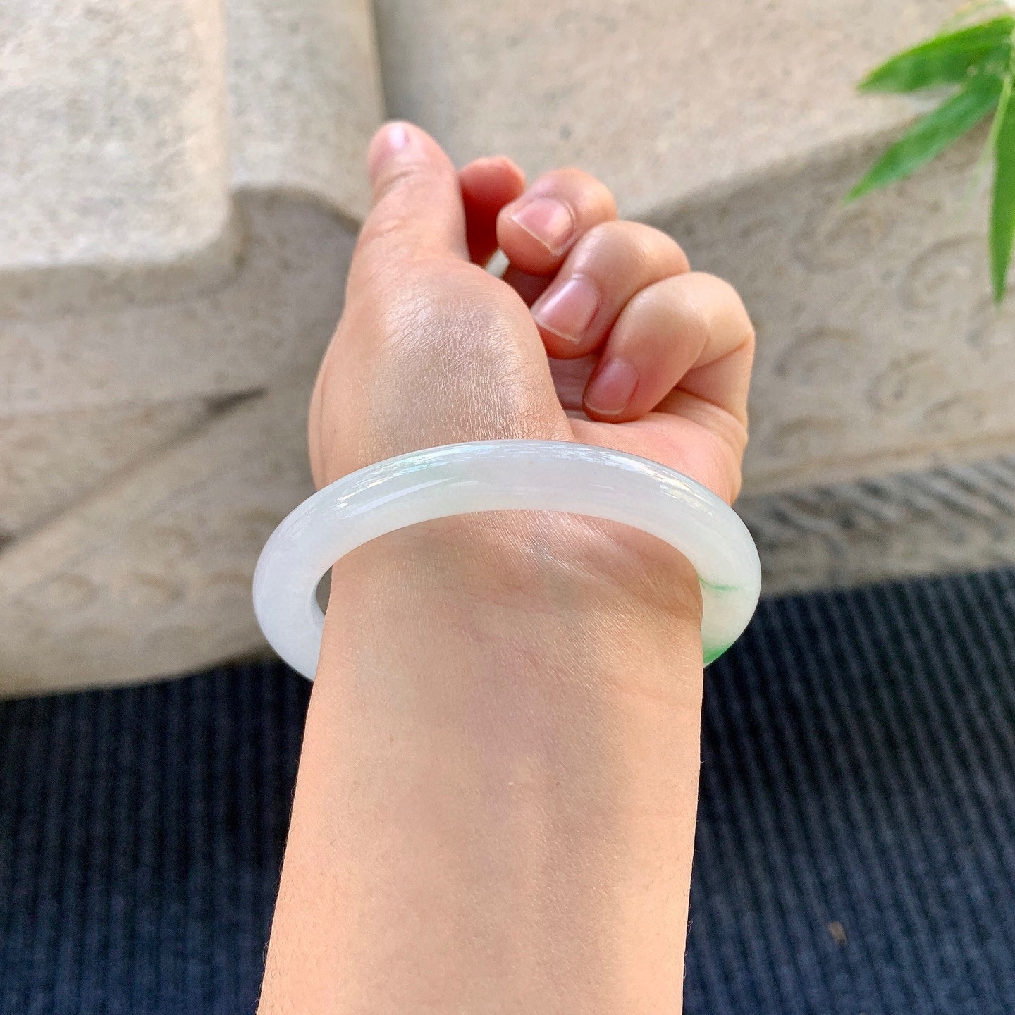 圆条53 54
【圈口】54/8/8.4
【描述】冰糯飘绿，水润，种老，细腻，无裂纹！