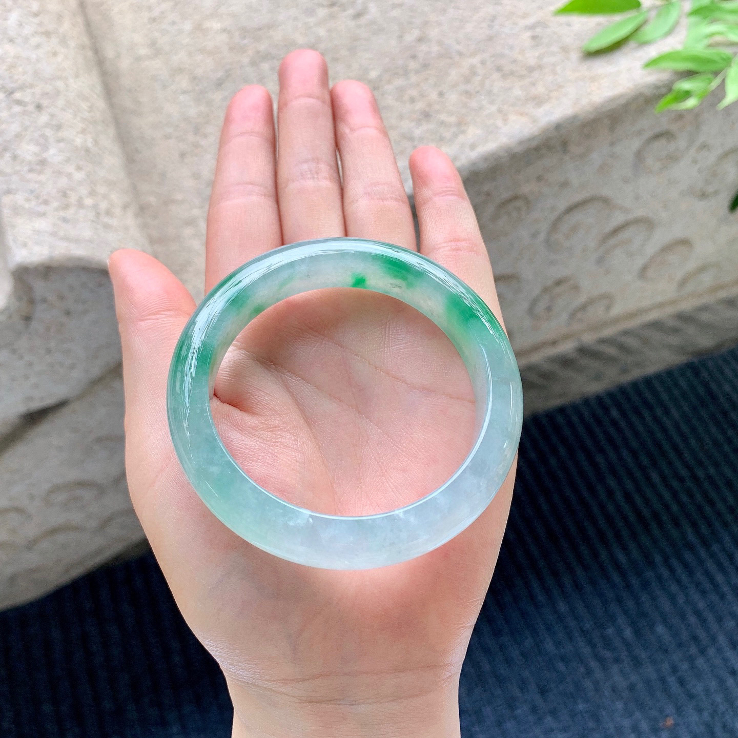 正圈54 55
【圈口】54.7/12.5/8.5
【描述】冰飘绿，水润，种老，细腻，无裂纹！