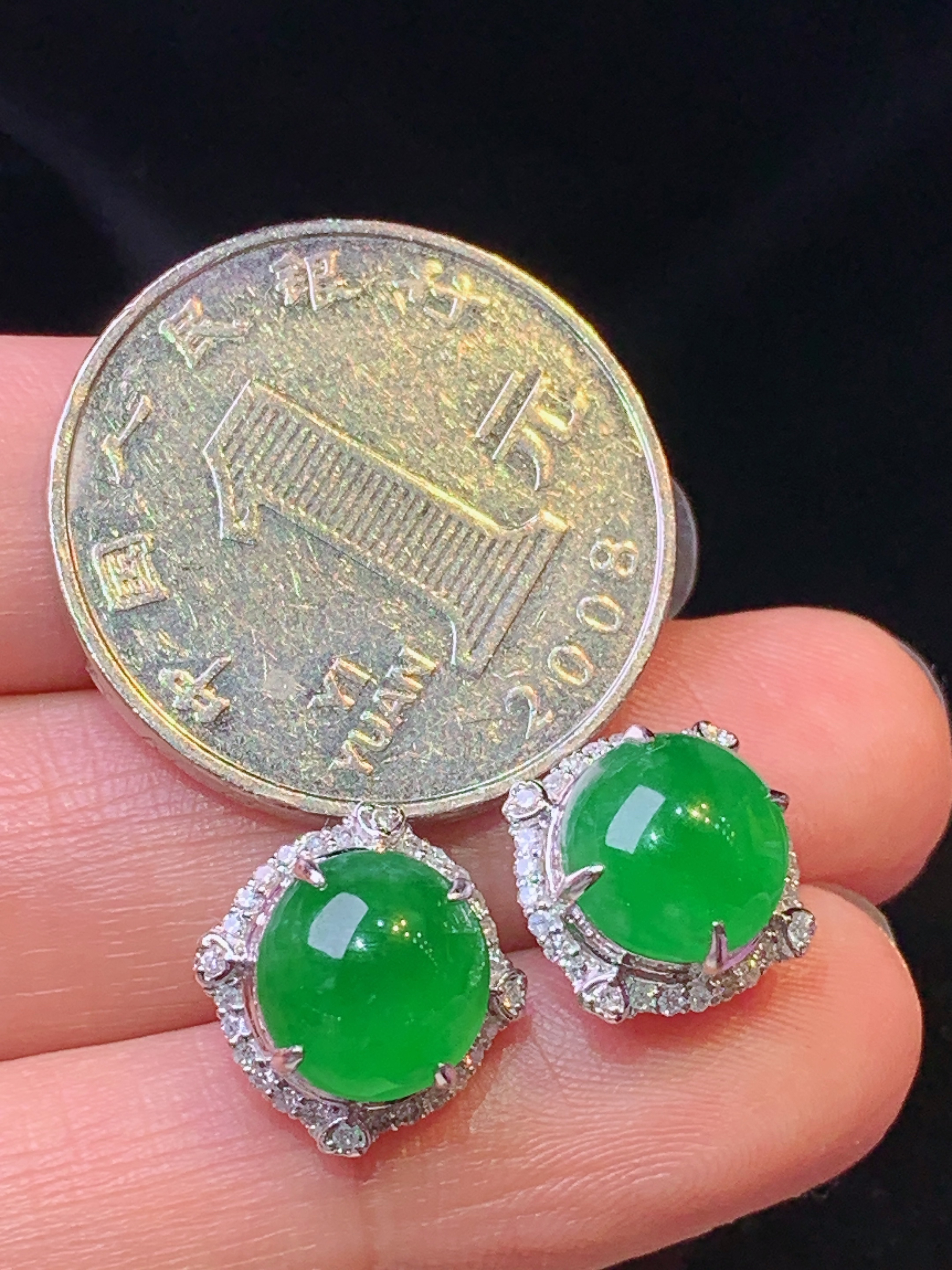 18k金钻镶嵌满绿蛋面耳钉 玉质细腻 色泽艳丽清新 水润亮眼 整体尺寸13*12.6*8.2f1