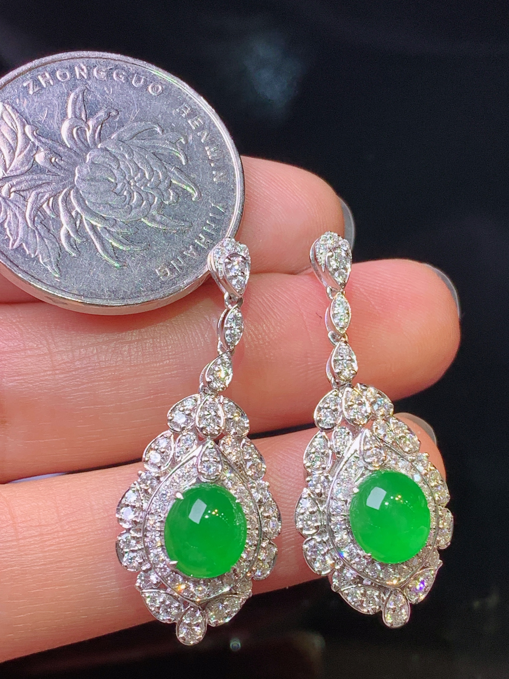 18k金钻镶嵌满绿蛋面耳坠 玉质细腻 色泽艳丽清新 水润亮眼 整体尺寸33.3*13.6*9.8d4