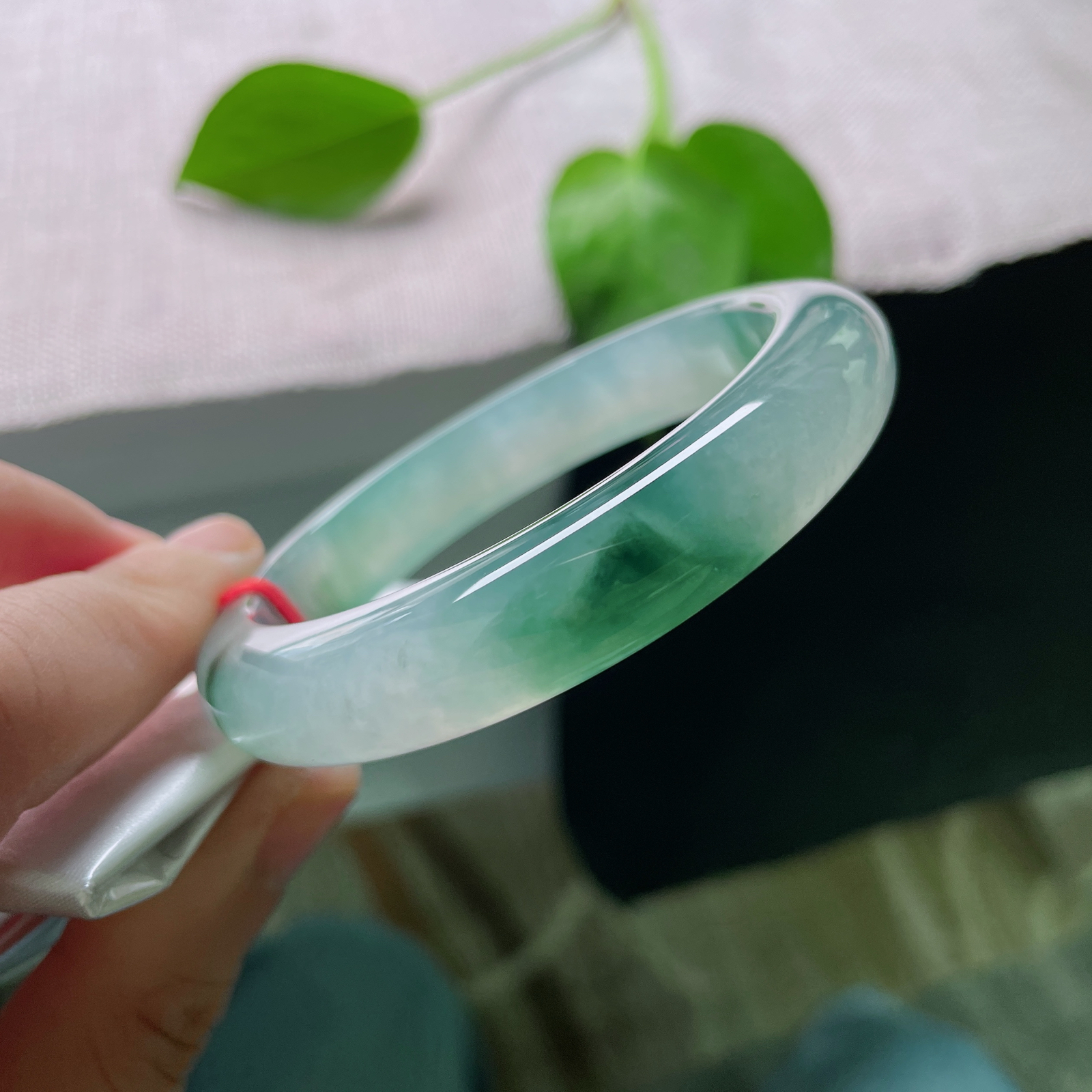 56/11.9/8.7冰飘花正圈，冰润细腻，晶莹剔透的底子里，勾勒出云雾缭绕的山峦，婉间风景