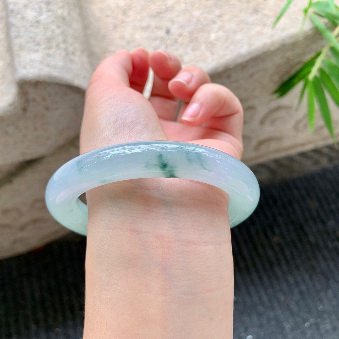 圆条58 59
【圈口】59.2/11.6/11.8
【描述】冰飘花，水润，种老，细腻，无裂纹！