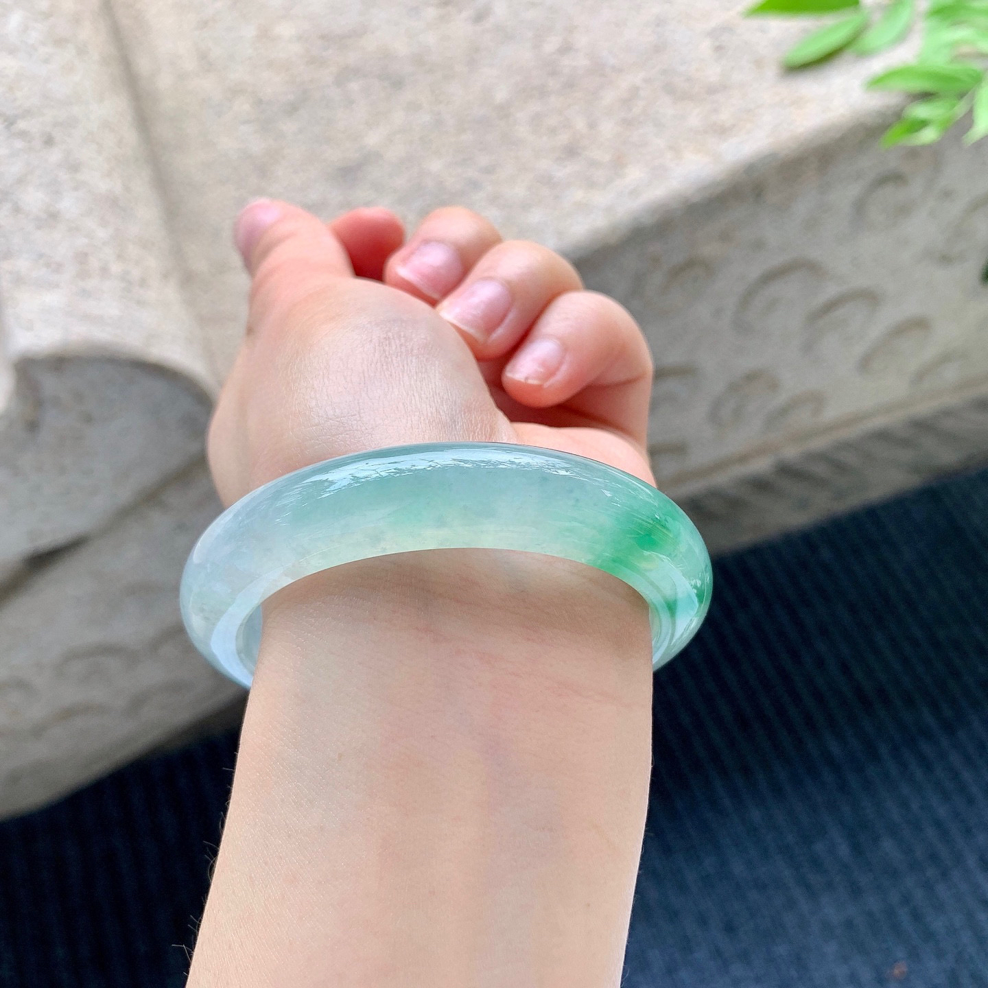 正圈54 55
【圈口】54.7/12.5/8.5
【描述】冰飘绿，水润，种老，细腻，无裂纹！