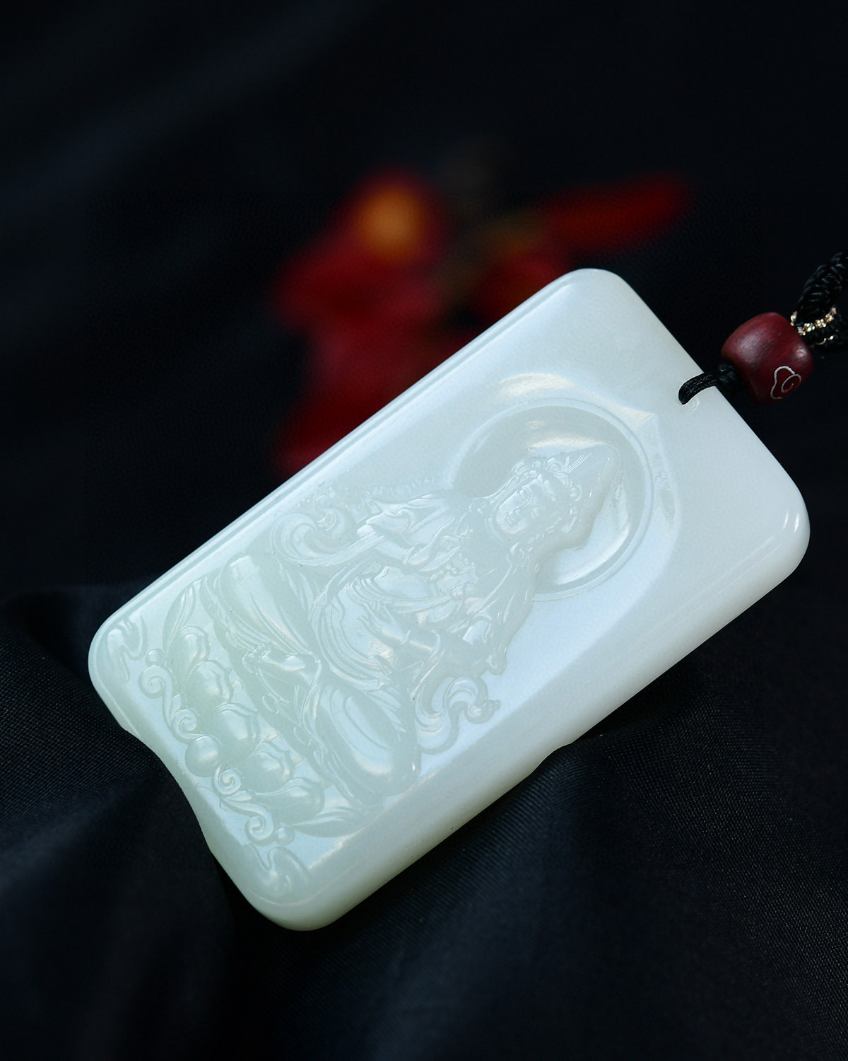 和田玉羊脂玉三色观音玉牌 ，一念心清净，处处莲花开，笑至莲花处，观音不染尘。线条婉转流顺，姿态自在，由定而静、由静而慧、意境超然，方寸之间，天地无垠，禅意无限。圣洁高雅。观音庇佑保平安 重量：85.9g 尺寸：69.5/38.9/12.7