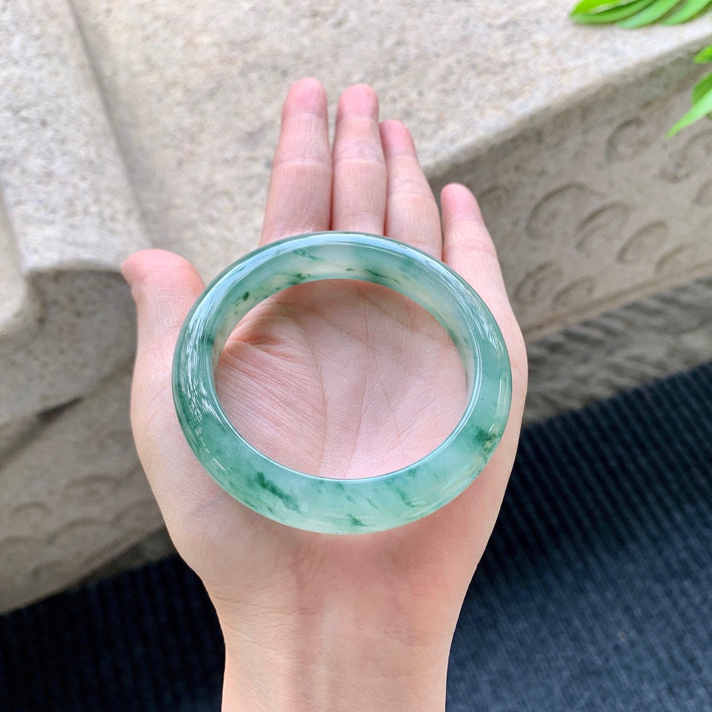 正圈54 55
【圈口】54.3/11.5/9
【描述】冰飘绿花，水润，种老，细腻，无纹裂！