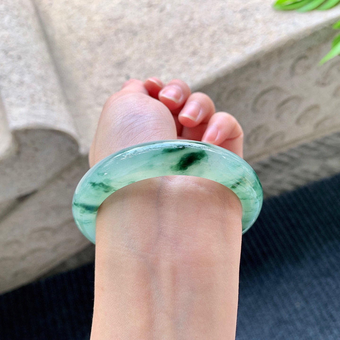 正圈54 55
【圈口】54.3/11.5/9
【描述】冰飘绿花，水润，种老，细腻，无纹裂！