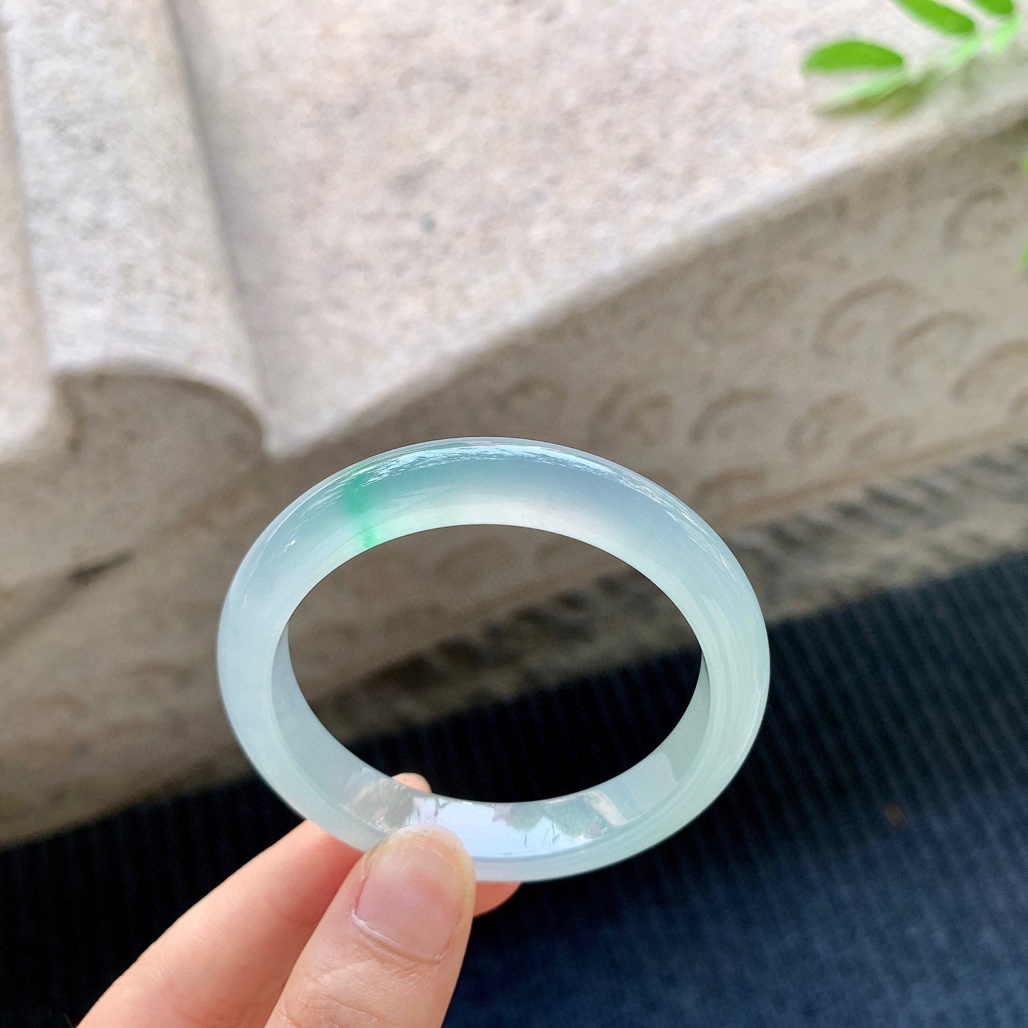 正圈48 49
【圈口】49.5/9.5/7.1
【描述】冰飘绿，水润，种老，细腻，无裂纹！