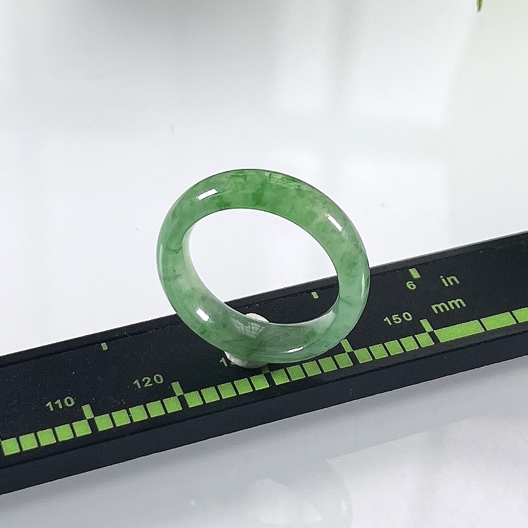 缅甸天然翡翠A货，15号圈口冰种起光起胶飘绿阳绿指环戒指，尺寸：圈口内径17.3mm=15号，宽厚5.8/3mm，重量：3.11g