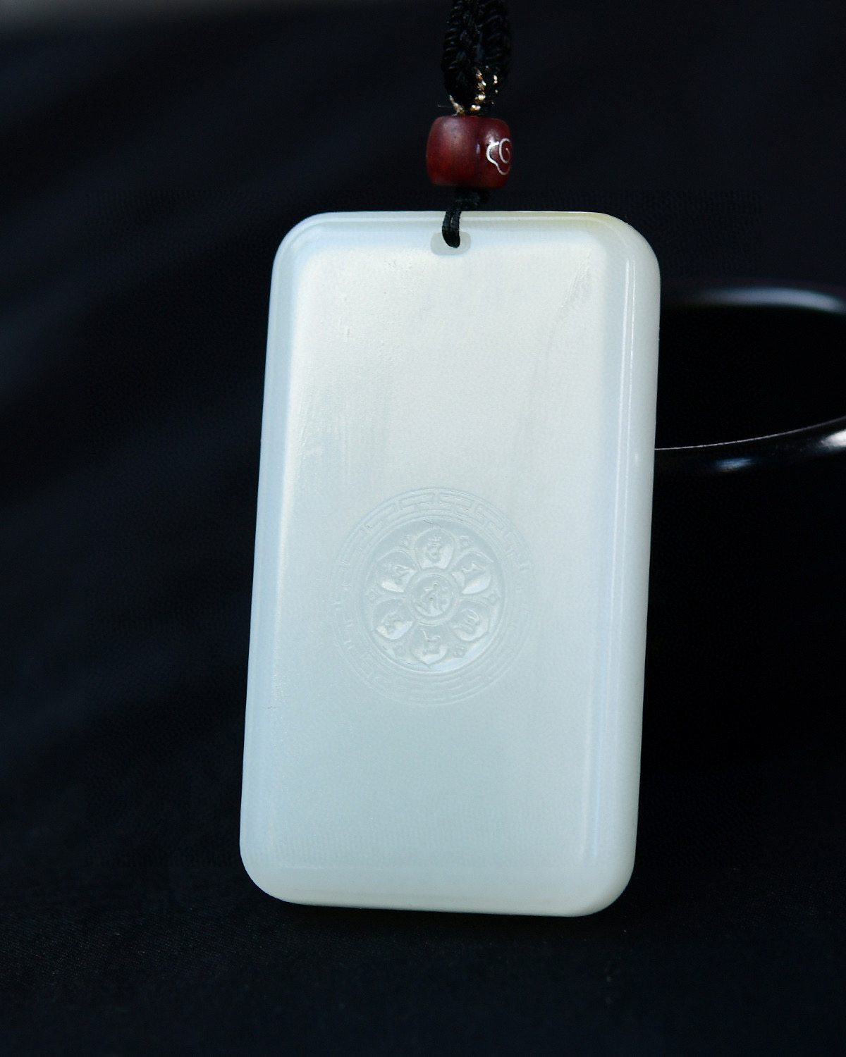 和田玉羊脂玉三色观音玉牌 ，一念心清净，处处莲花开，笑至莲花处，观音不染尘。线条婉转流顺，姿态自在，由定而静、由静而慧、意境超然，方寸之间，天地无垠，禅意无限。圣洁高雅。观音庇佑保平安 重量：85.9g 尺寸：69.5/38.9/12.7