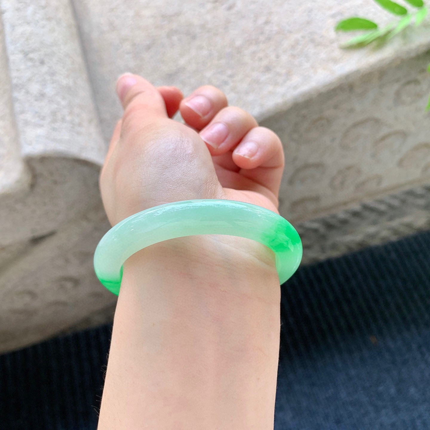 正圈50 51
【圈口】50.5/9/8.4
【描述】飘阳绿，水润，种老，细腻，无裂纹！