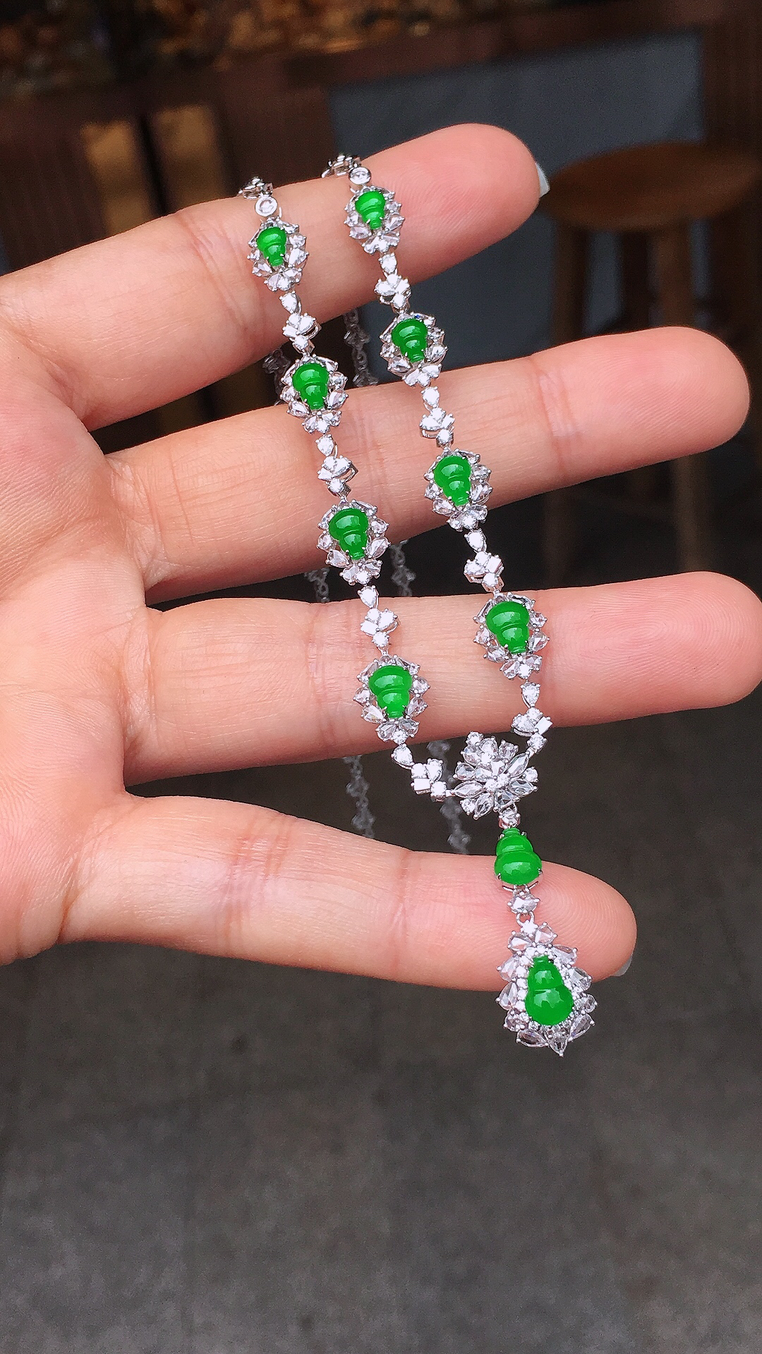 阳绿葫芦晚装项链，色泽均匀艳丽，玉质细腻，荧光感超
强，饱满圆润，尽显优雅气质，18k
金豪华镶嵌