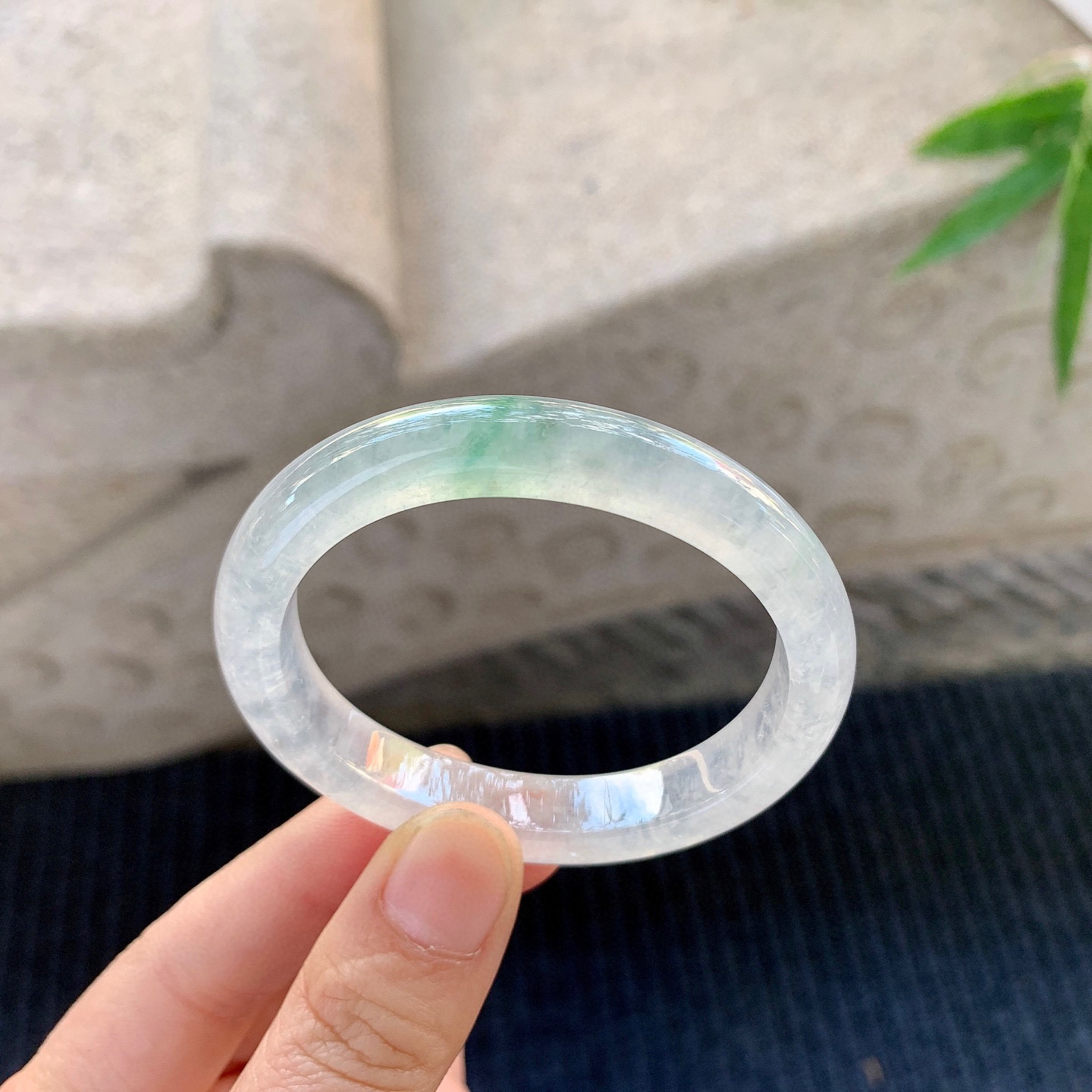 贵妃49 50
【圈口】50.9/43/9.8/7.5
【描述】冰飘绿，清透，水润，种老，细腻，无裂纹！