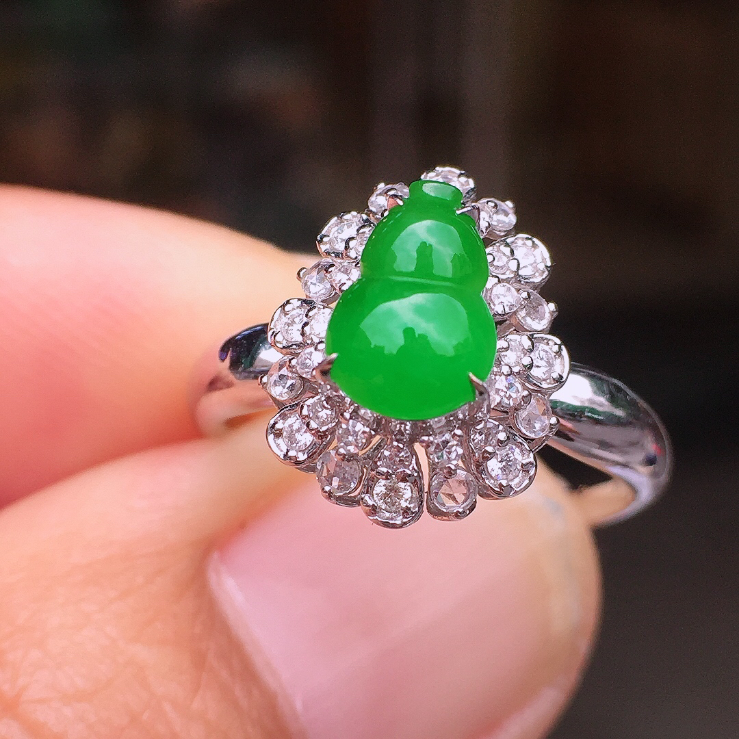 阳绿葫芦戒指，色泽均匀艳丽，玉质细腻，荧光感超
强，饱满圆润，尽显优雅气质，18k
金豪华镶嵌