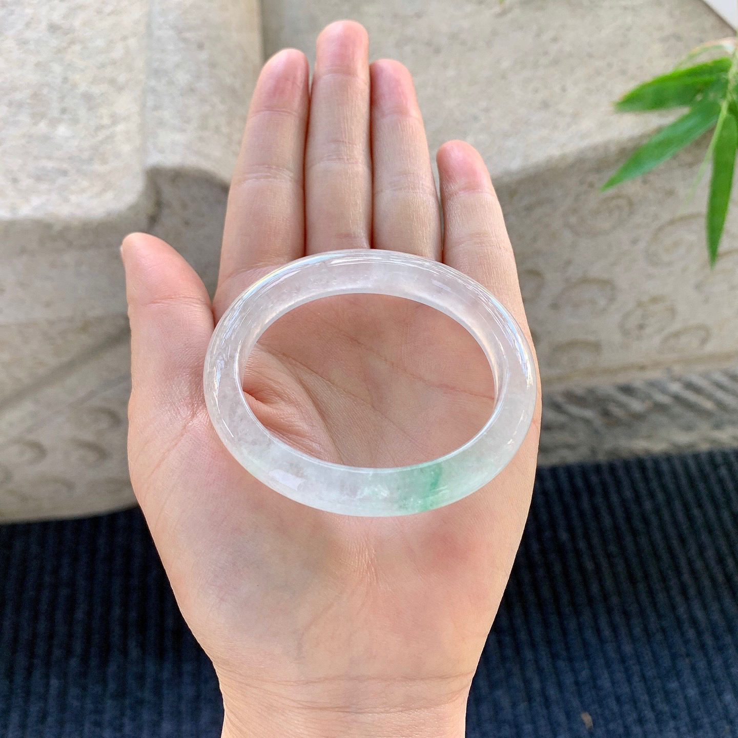 贵妃49 50
【圈口】50.9/43/9.8/7.5
【描述】冰飘绿，清透，水润，种老，细腻，无裂纹！