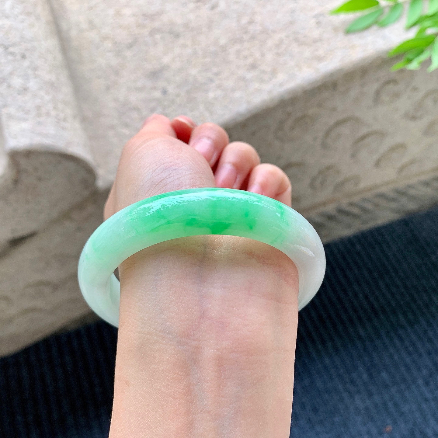 正圈58 59
【圈口】59/12.5/9.3
【描述】白底青，飘绿，水润，种老，细腻，无纹裂！