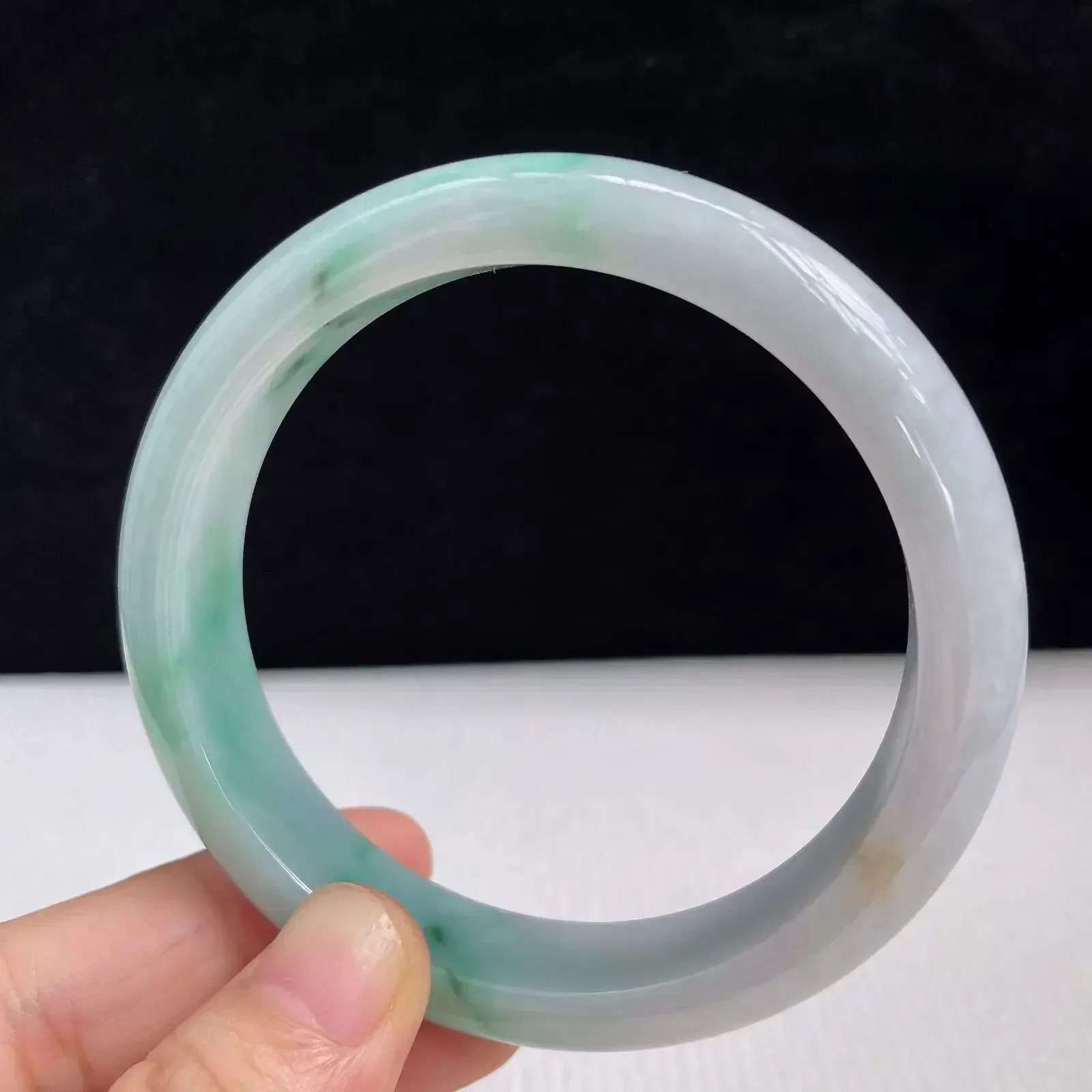 58.7mm自然光拍摄天然翡翠A货飘绿好种水正圈手镯 57.56克