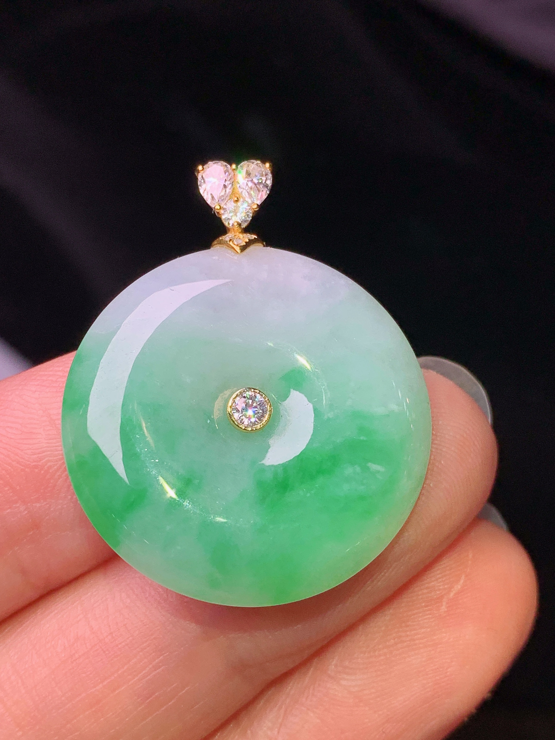 18k金钻镶嵌飘绿平安扣吊坠 玉质细腻 色泽艳丽清新 水润亮眼 整体尺寸30.2*24.5*5c1