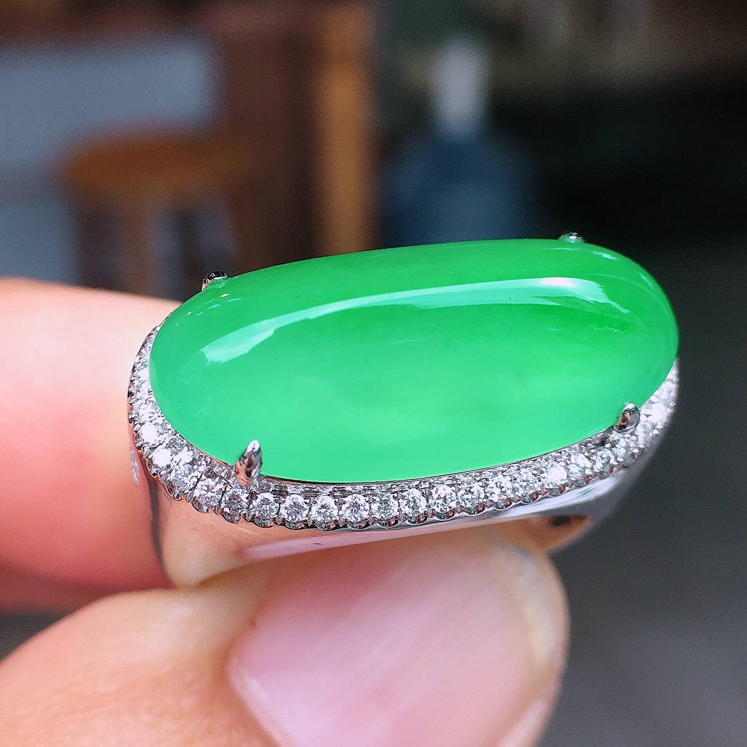 阳绿马鞍戒指，色泽艳丽，玉质细腻，荧光感超
强，饱满圆润，尽显优雅气质，18k
金豪华镶嵌