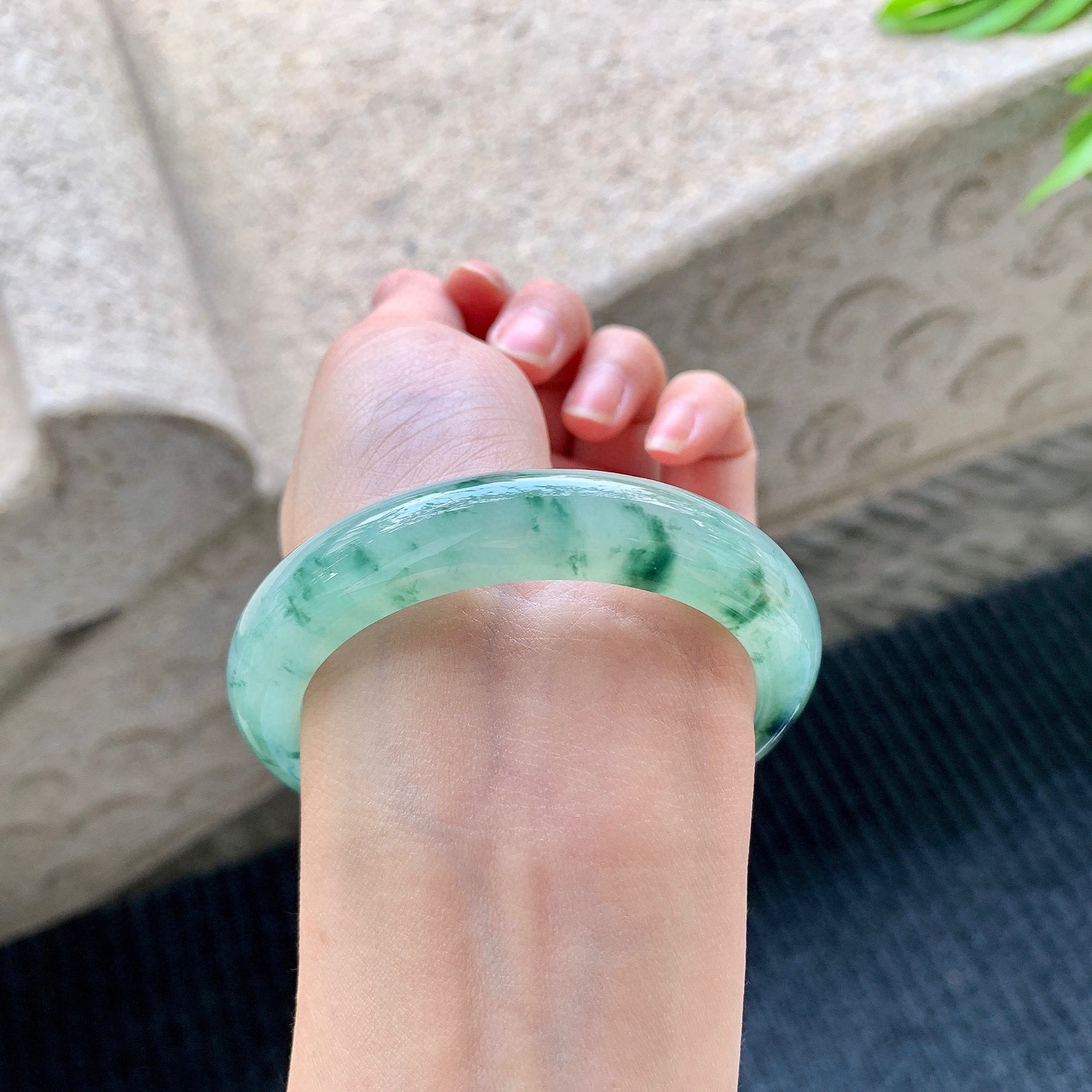 正圈54 55
【圈口】54.3/11.5/9
【描述】冰飘绿花，水润，种老，细腻，无纹裂！