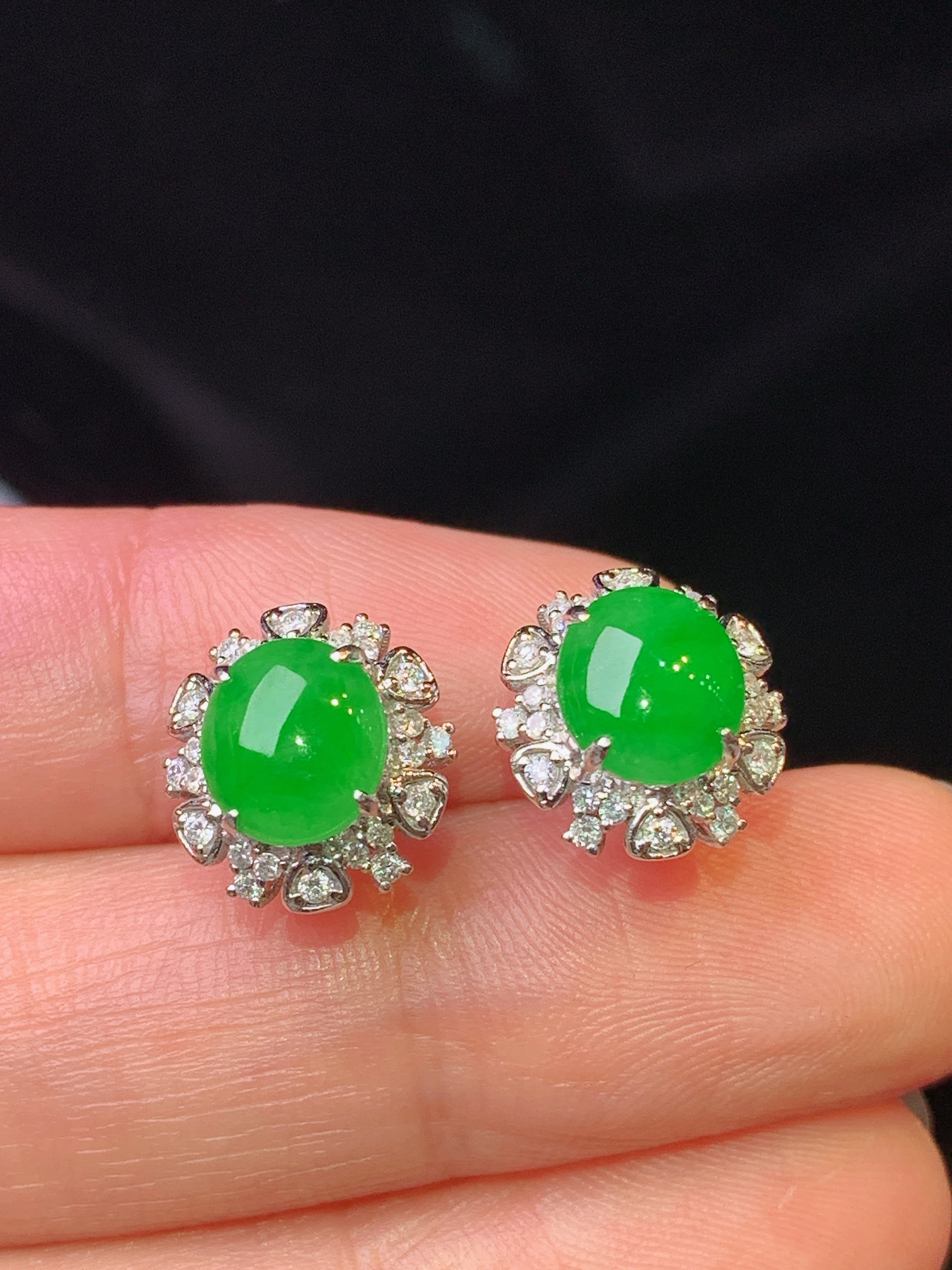 18k金钻镶嵌满绿蛋面耳钉  玉质细腻 色泽艳丽清新 水润亮眼 整体尺寸11.3*10.6*7L2