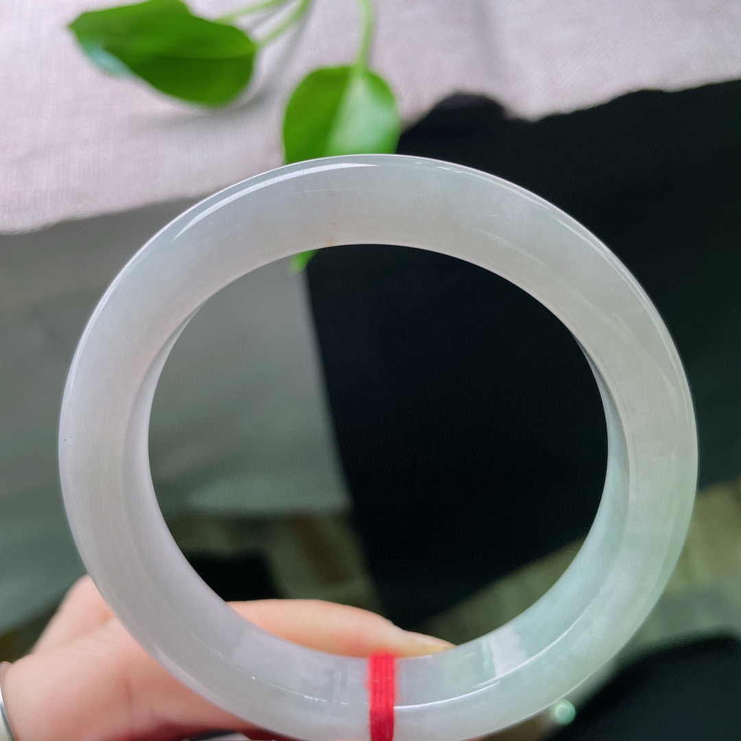 57.5/11.8/8.1，淡绿底正圈，水润细腻，底色是初春的讯号，一切温柔正在发芽。无纹裂