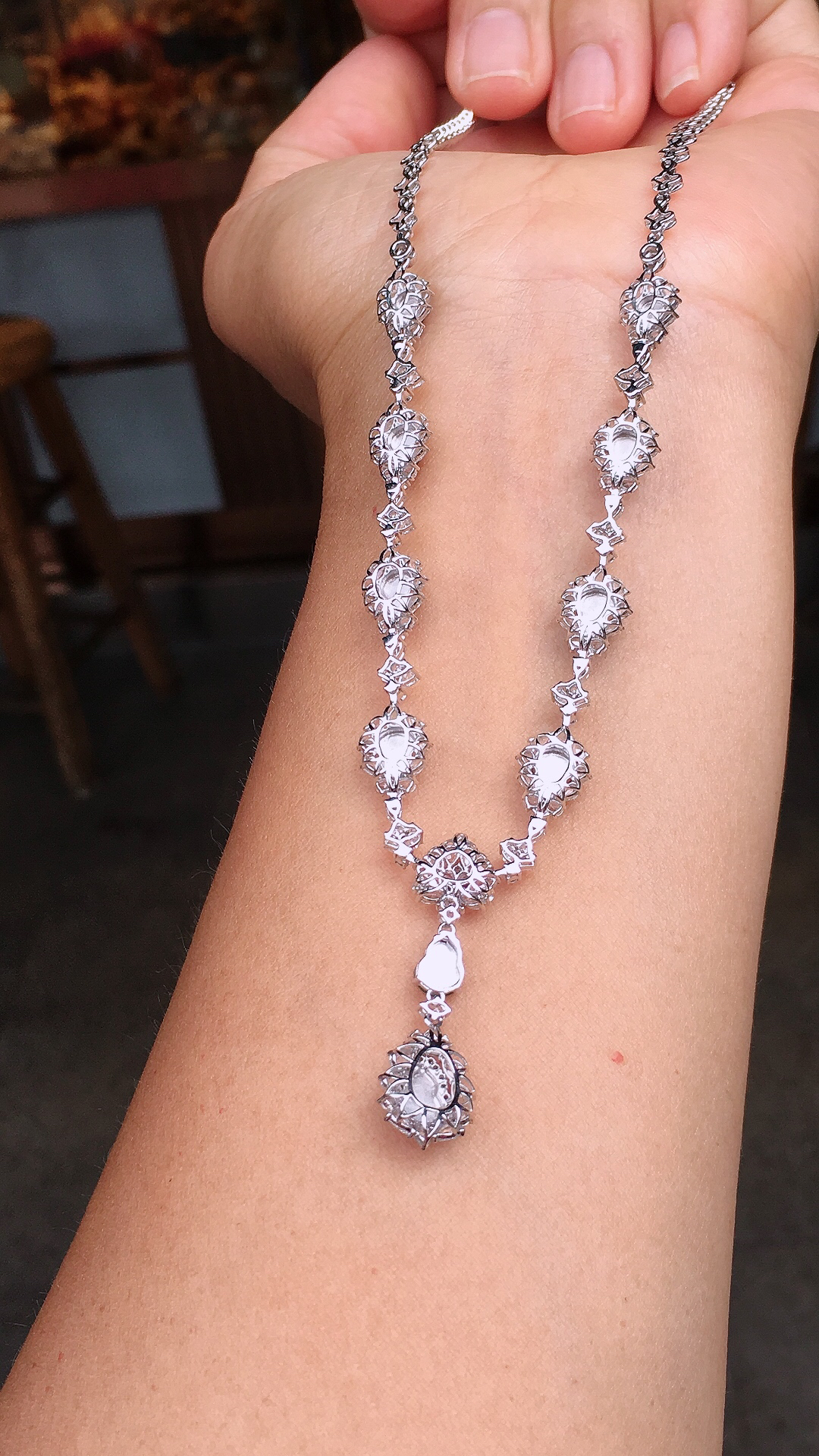 阳绿葫芦晚装项链，色泽均匀艳丽，玉质细腻，荧光感超
强，饱满圆润，尽显优雅气质，18k
金豪华镶嵌