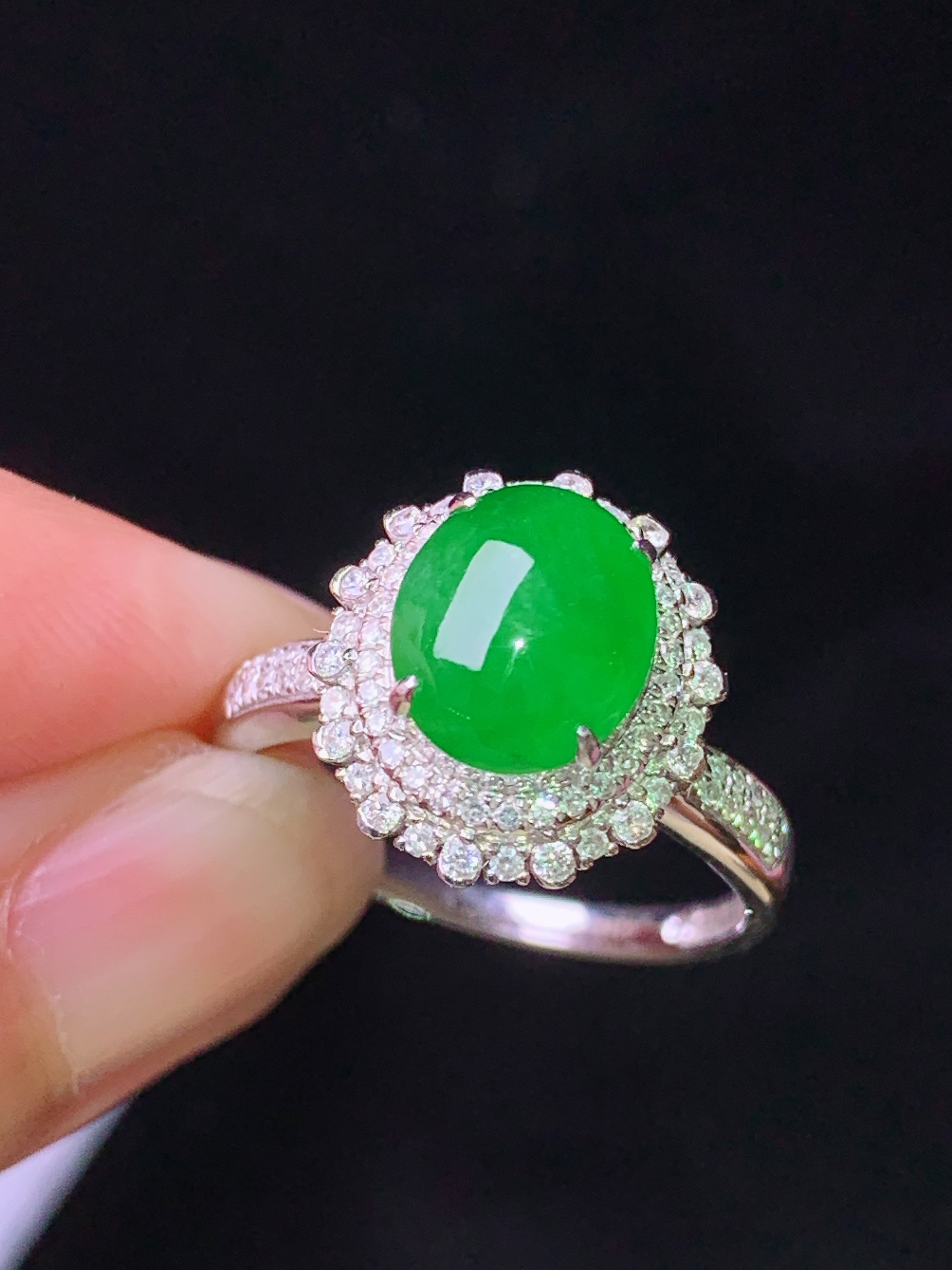 18k金钻镶嵌满绿蛋面戒指 玉质细腻 色泽艳丽清新 水润亮眼 圈口14.5 整体尺寸14*12.5*10L2