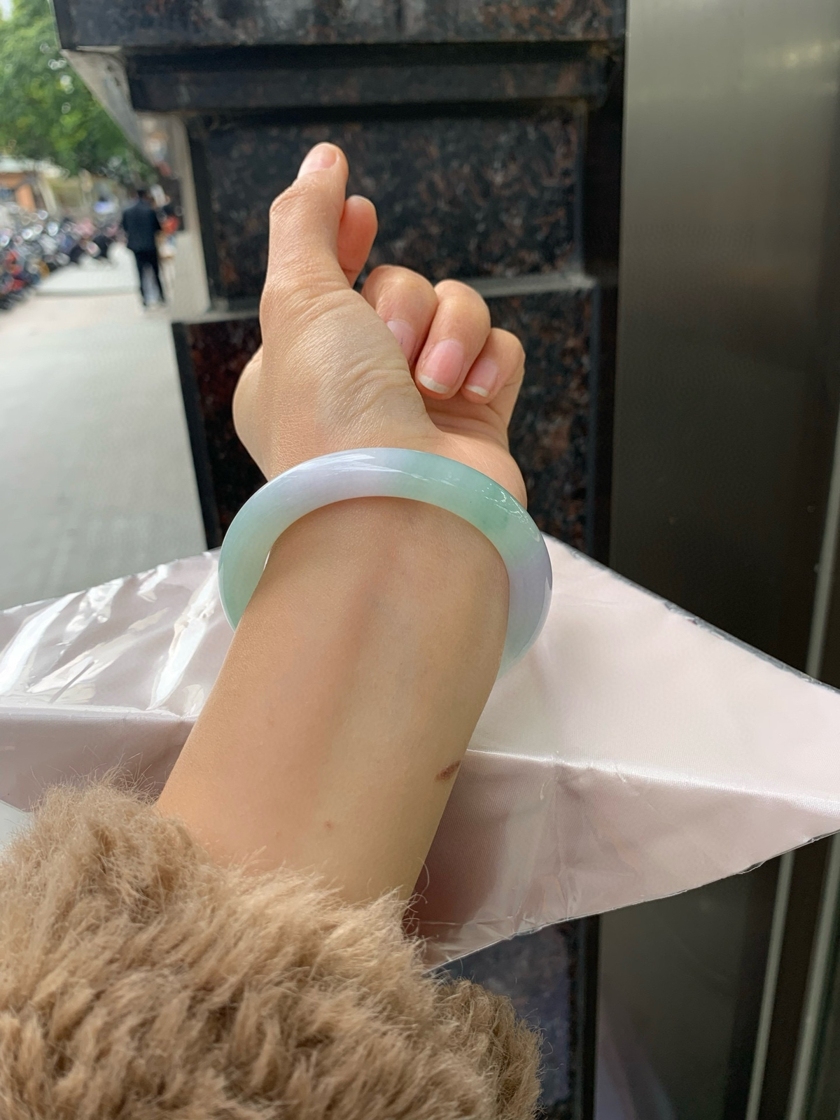 春彩圆条，底妆冰润细腻，水头足，鲜艳的阳绿与淡紫相映相辉，尽显灵动贵气，一眼沦陷的春色美镯
尺寸：53.7-10.1-9.5