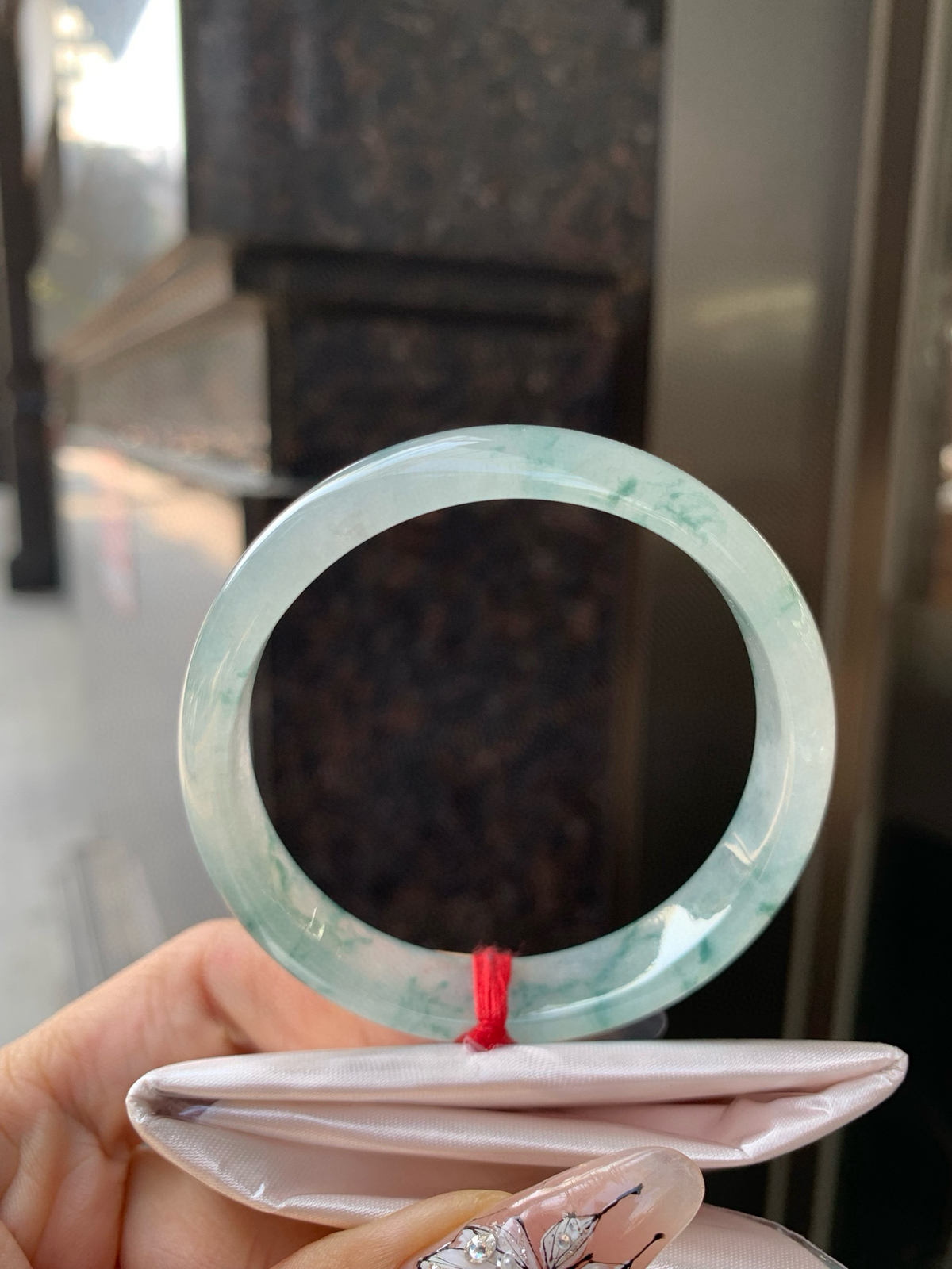 冰飘花正圈
53.3-6-11.7底妆水润细腻，冰底中开出了朵朵兰花，飘花灵动飘逸，勾勒出一幅唯美诗意的山水意境画，古典优雅又秀气