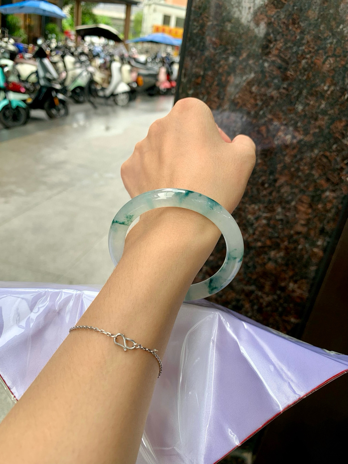 冰飘花美人条
54.2-8.5-8.9
山水有色，出晨不染，袅袅清幽撩人面，充满韵味的冰飘花，宛如清晨笼罩在山涧的云雾散开，寒气逼人，山峦和青松在云雾中若隐若现，似有还无，扑面而来的冷清感。