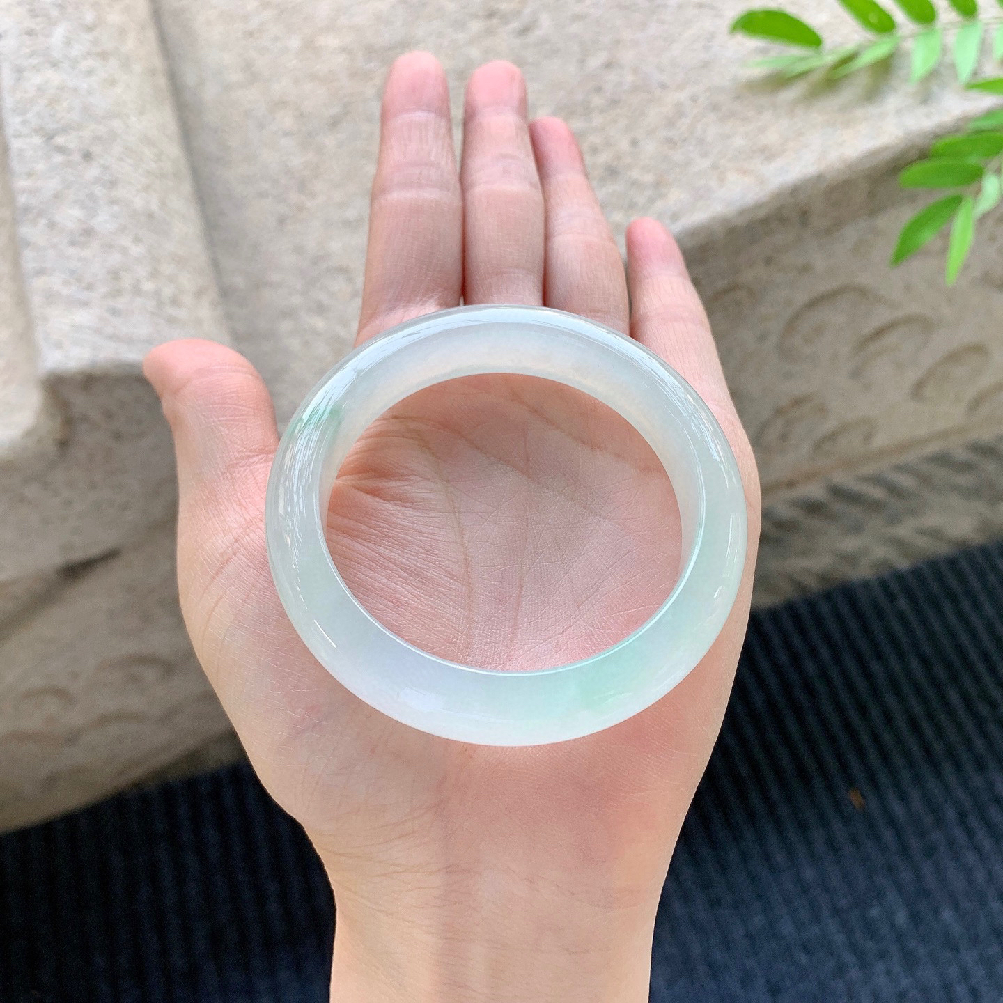 正圈52 53
【圈口】53.2/12.4/8.4
【描述】糯冰冰糖雪梨，水润，种老，细腻，无裂纹！