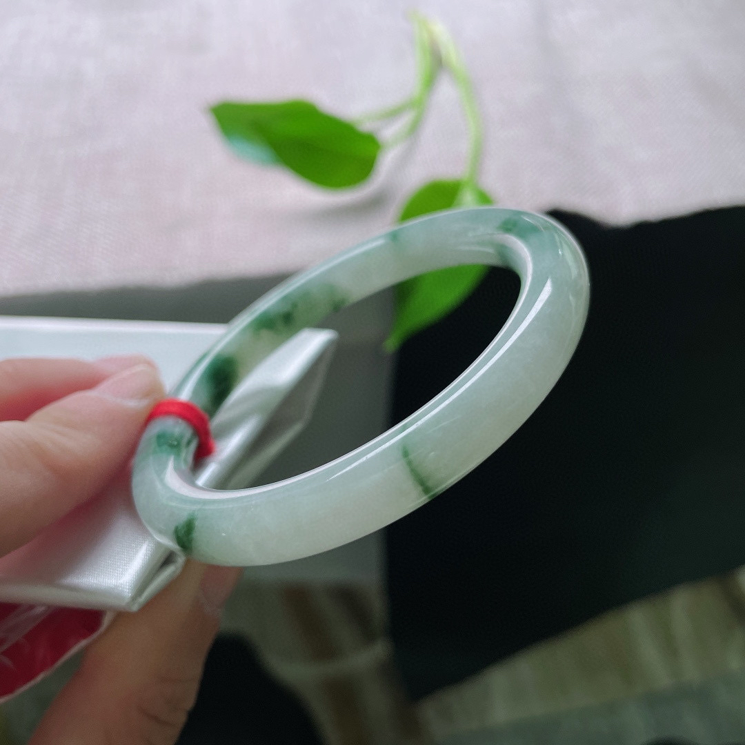 55.5/8.6，飘花圆条，花影摇曳，不是开在枝头，是开在玉的骨血里。水头好，种老