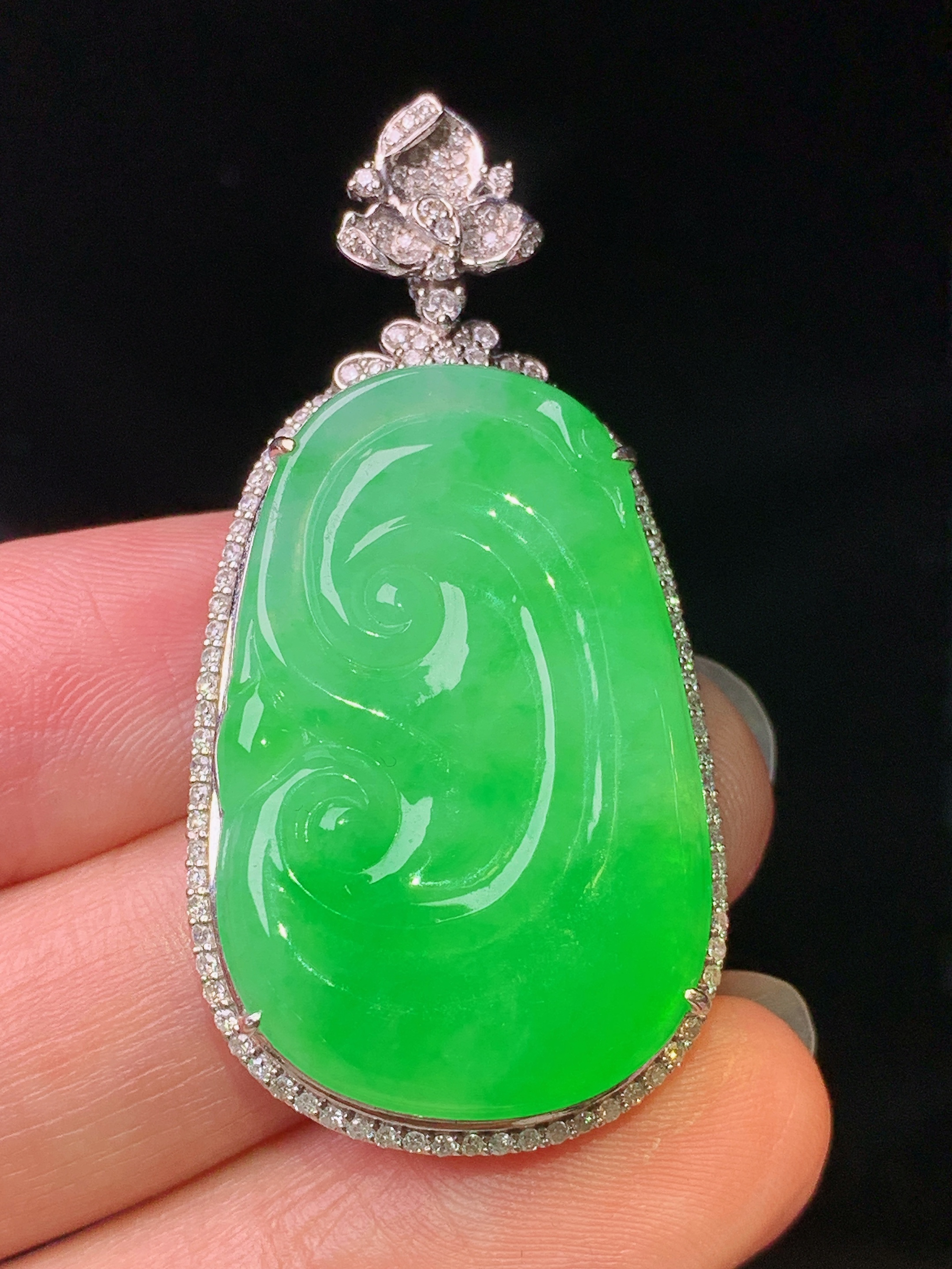 18k金钻镶嵌翠绿如意吊坠 玉质细腻 色泽艳丽清新 水润亮眼 整体尺寸45*22.2*8f1