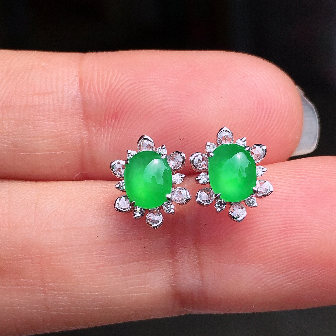 阳绿蛋面耳钉，色泽均匀艳丽，玉质细腻，荧光感超
强，饱满圆润，尽显优雅气质，18k
金豪华镶嵌