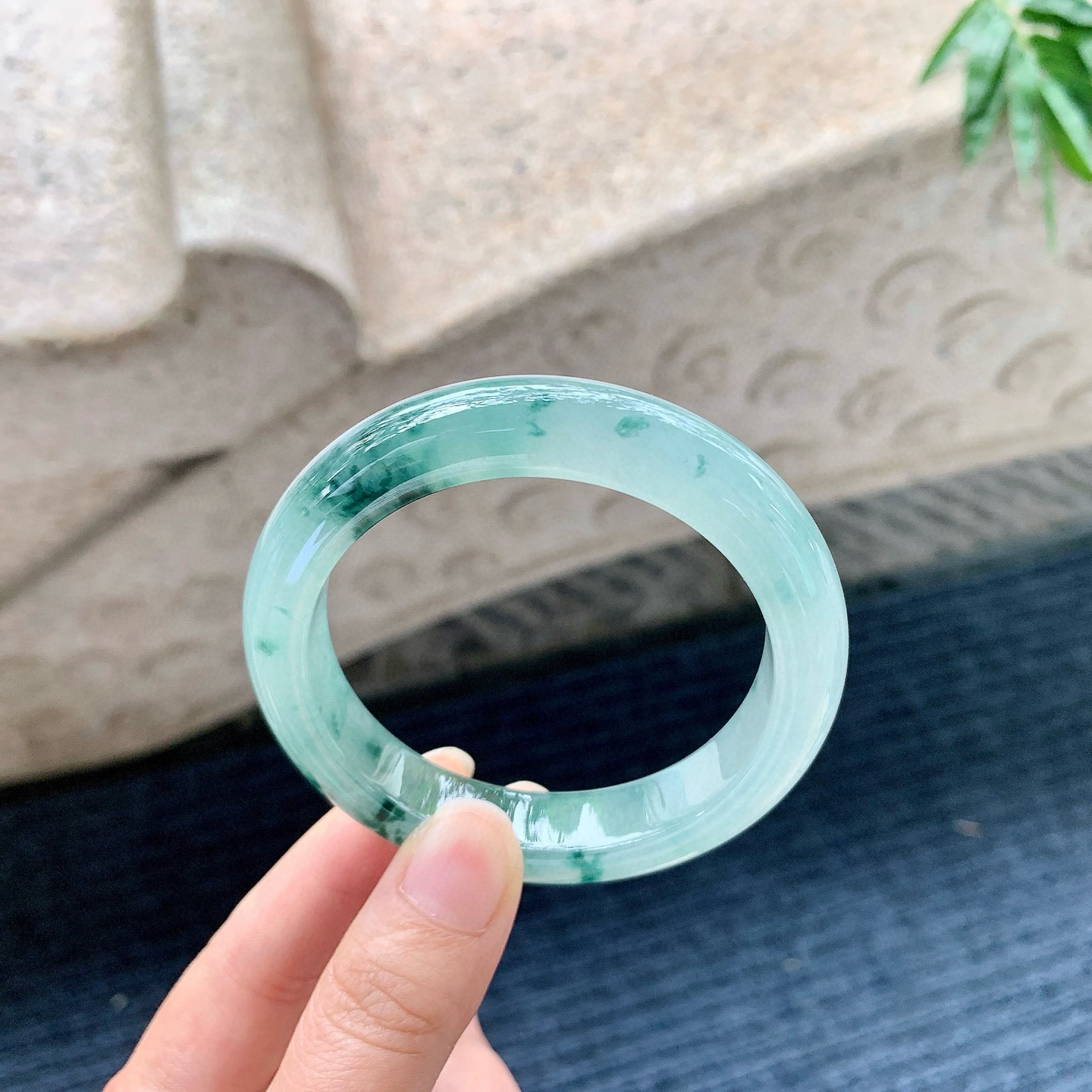 正圈54 55
【圈口】54.8/12.3/8.9
【描述】冰飘花，水润，种老，细腻，无裂纹！