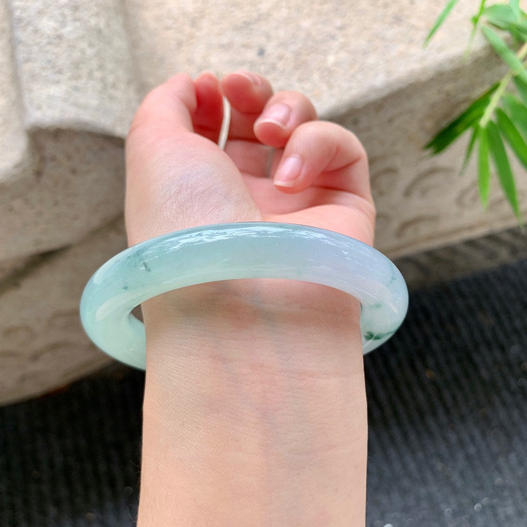 圆条58 59
【圈口】59.2/11.6/11.8
【描述】冰飘花，水润，种老，细腻，无裂纹！