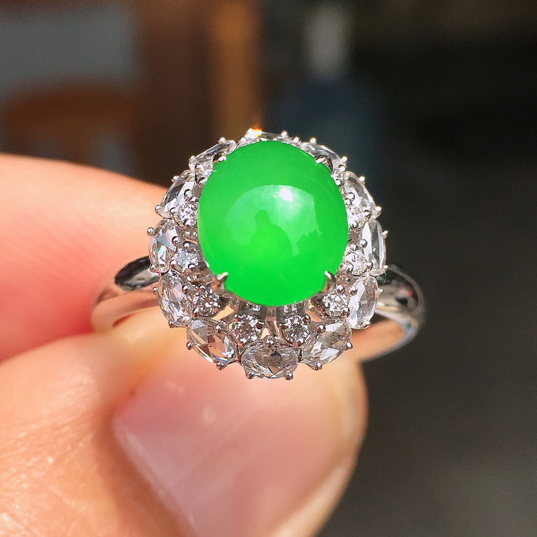 阳绿蛋面戒指，色泽均匀艳丽，玉质细腻，荧光感超
强，饱满圆润，尽显优雅气质，18k
金豪华镶嵌