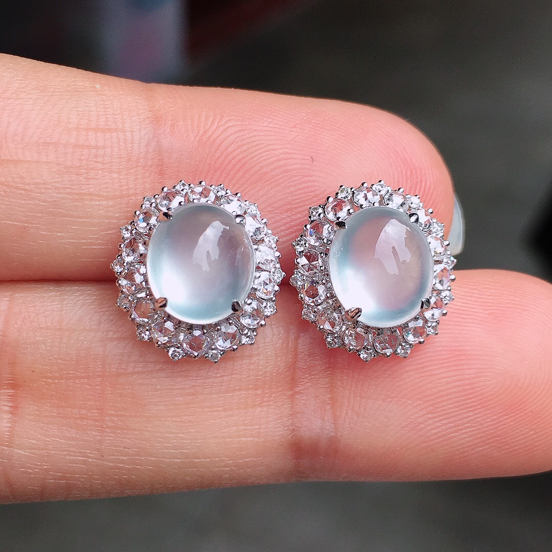 玻璃种蛋面耳钉，玉质细腻，荧光感超
强，饱满圆润，尽显优雅气质，18k
金豪华镶嵌